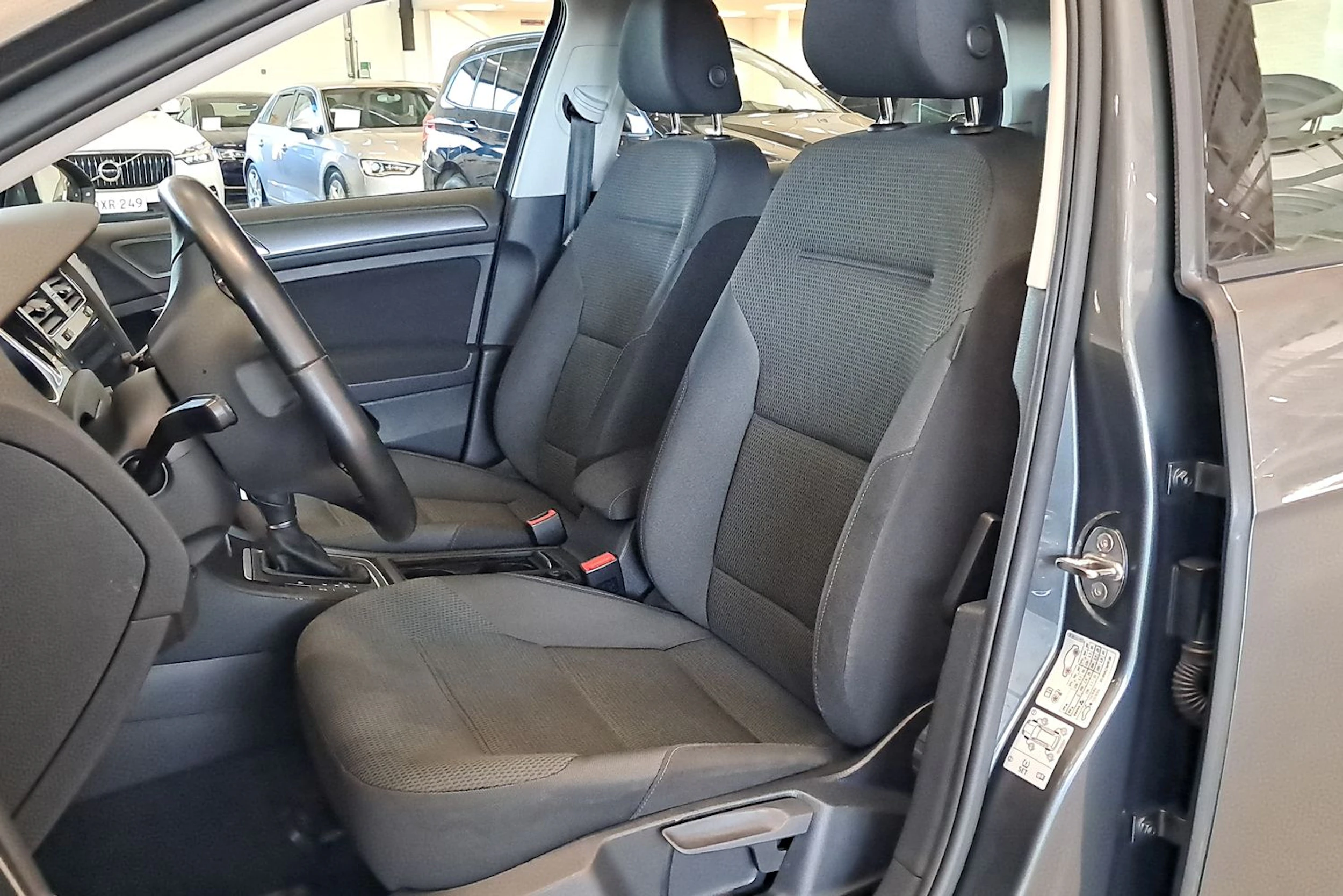harmaa Volkswagen Golf 2019 kuva 15.