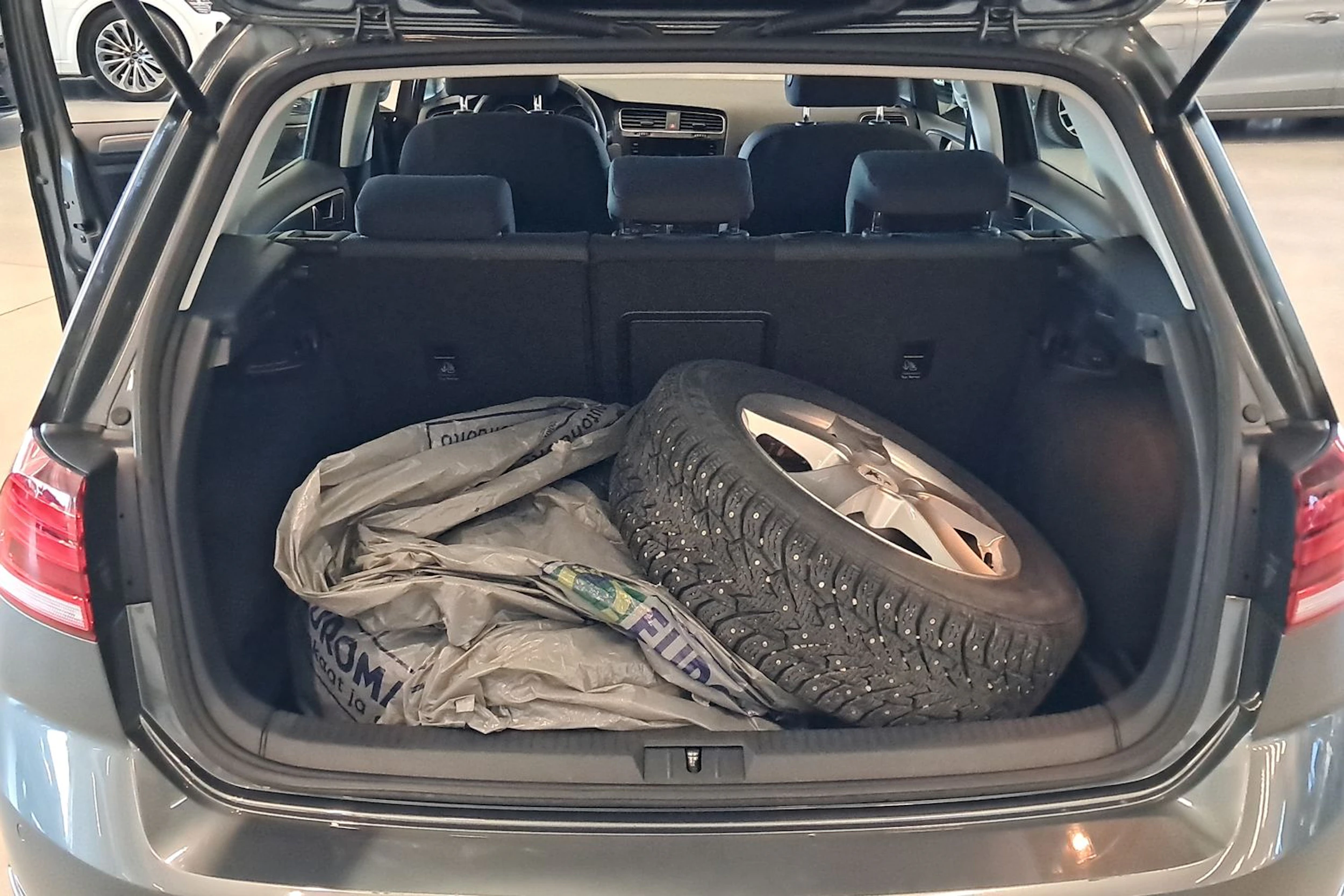 harmaa Volkswagen Golf 2019 kuva 34.
