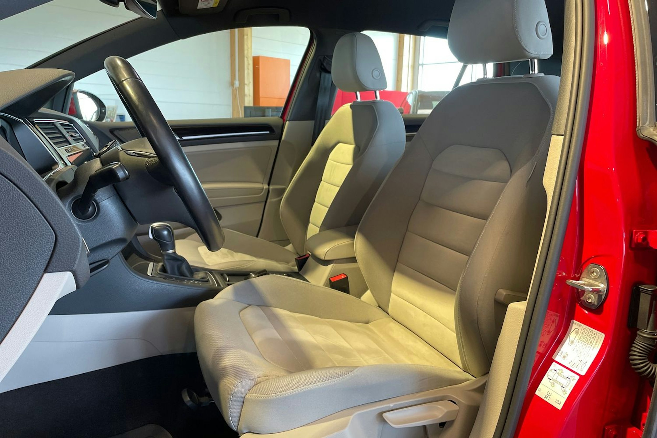 punainen Volkswagen Golf 2018 kuva 14.