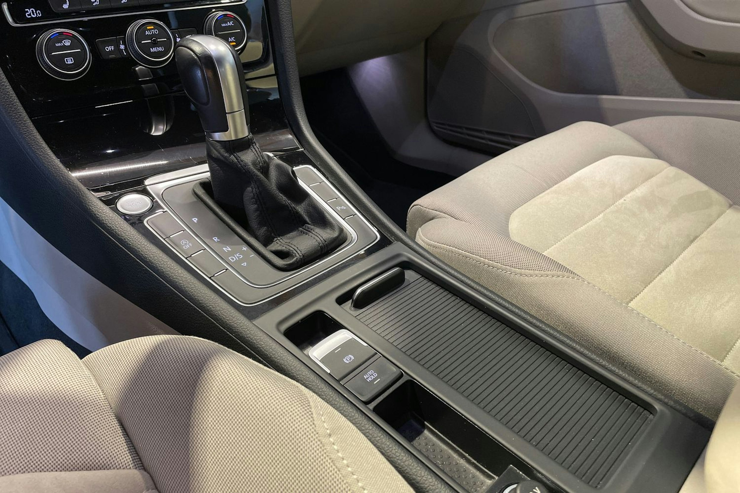 punainen Volkswagen Golf 2018 kuva 23.