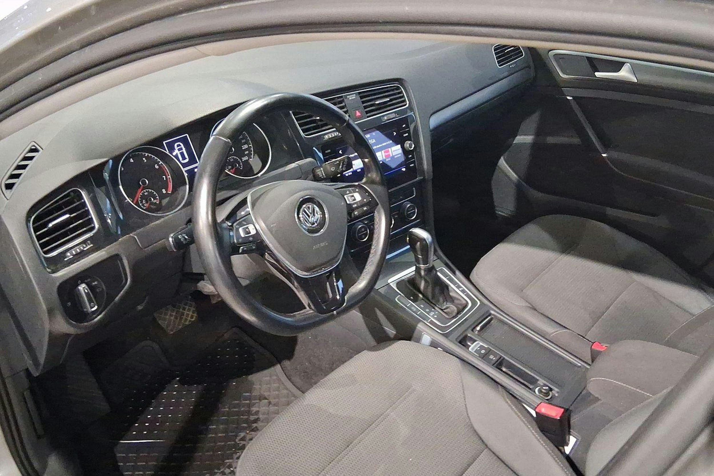 harmaa Volkswagen Golf 2019 kuva 7.