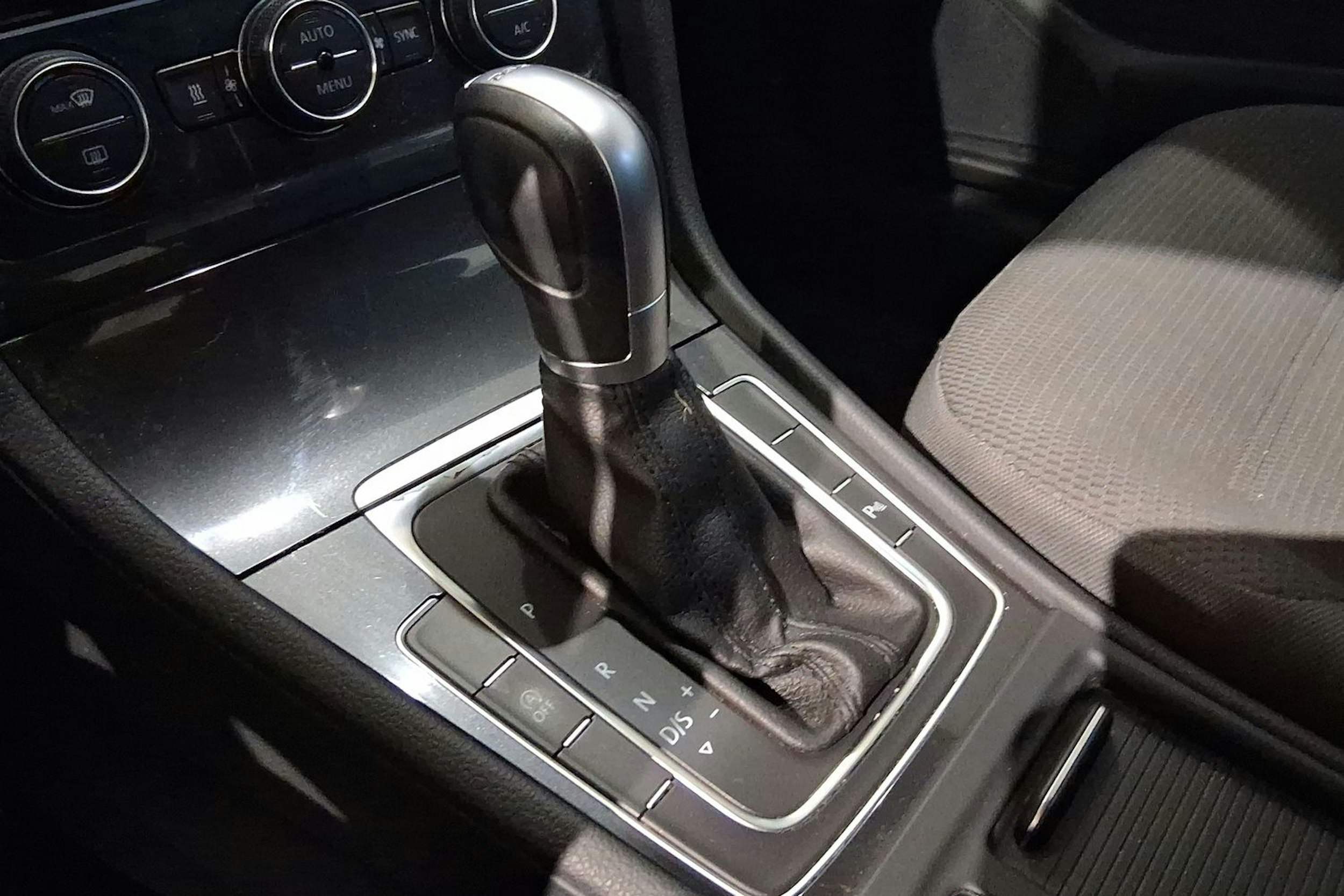 harmaa Volkswagen Golf 2019 kuva 16.