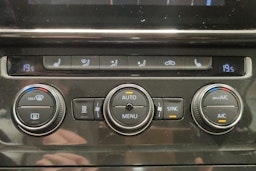 musta Volkswagen Golf 2018 kuva 19.