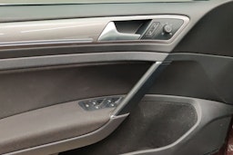 musta Volkswagen Golf 2018 kuva 21.