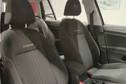 musta Volkswagen Golf 2018 kuva 22.