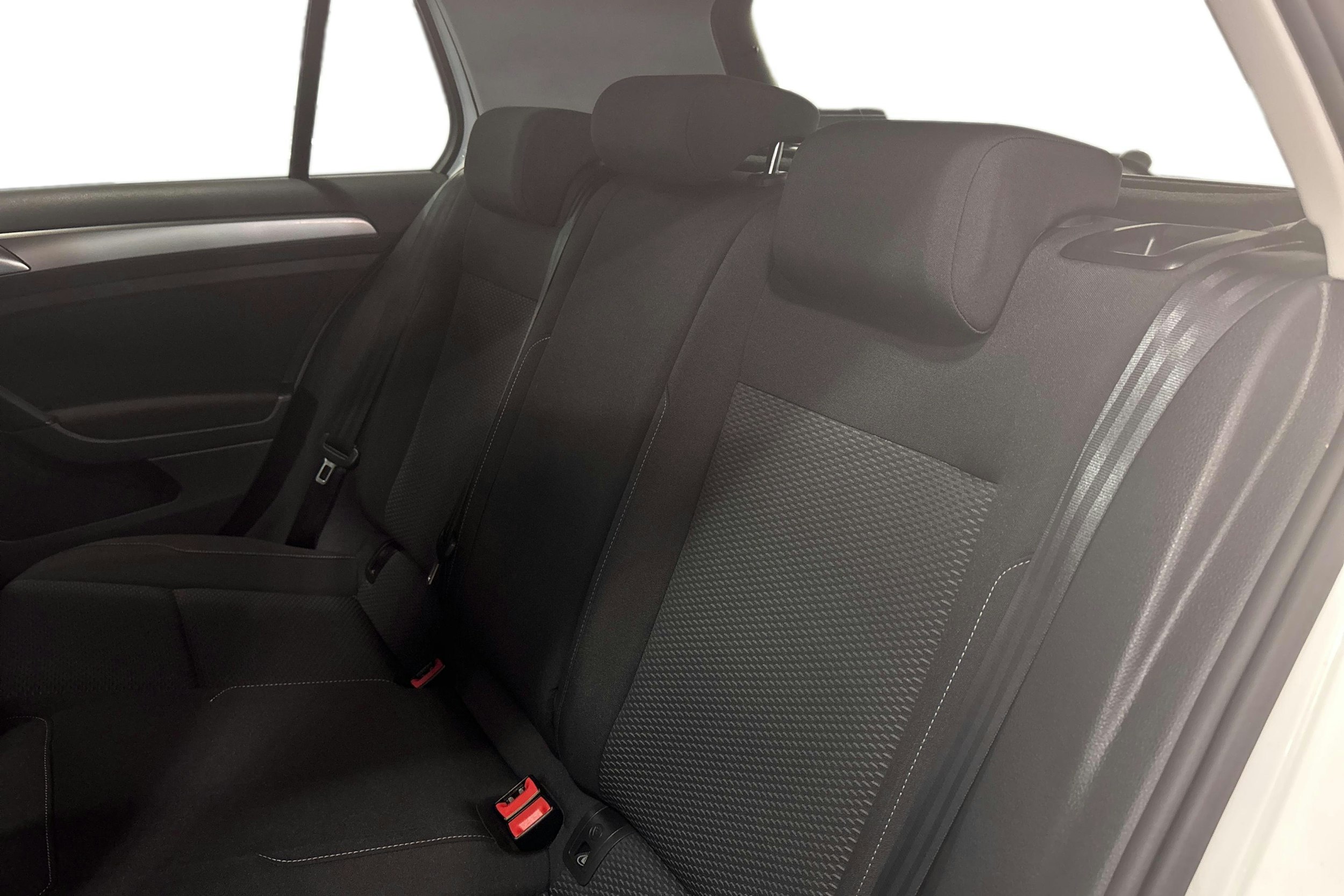 Valkoinen Volkswagen GOLF 2018 kuva 10.