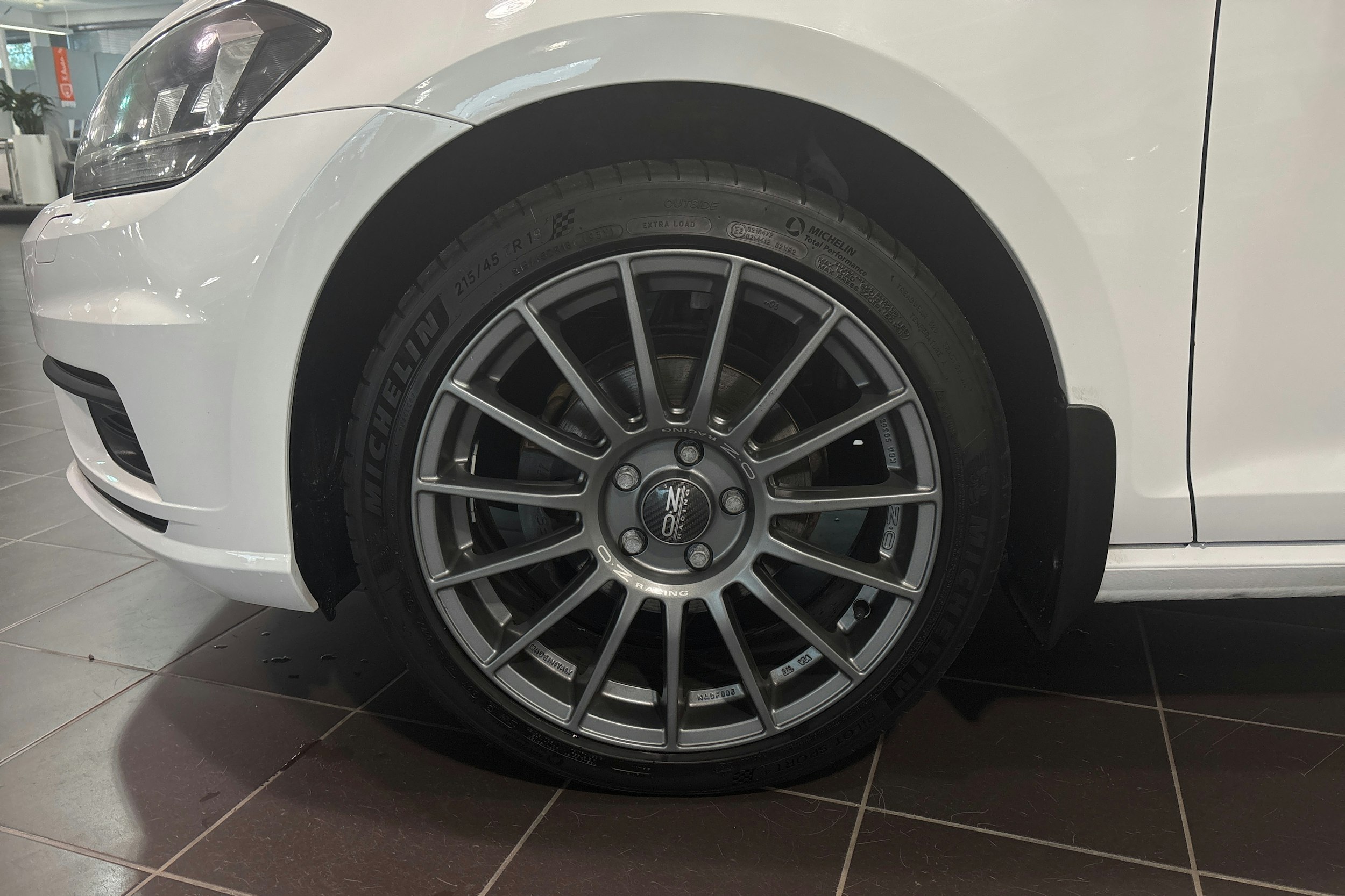 Valkoinen Volkswagen GOLF 2018 kuva 13.