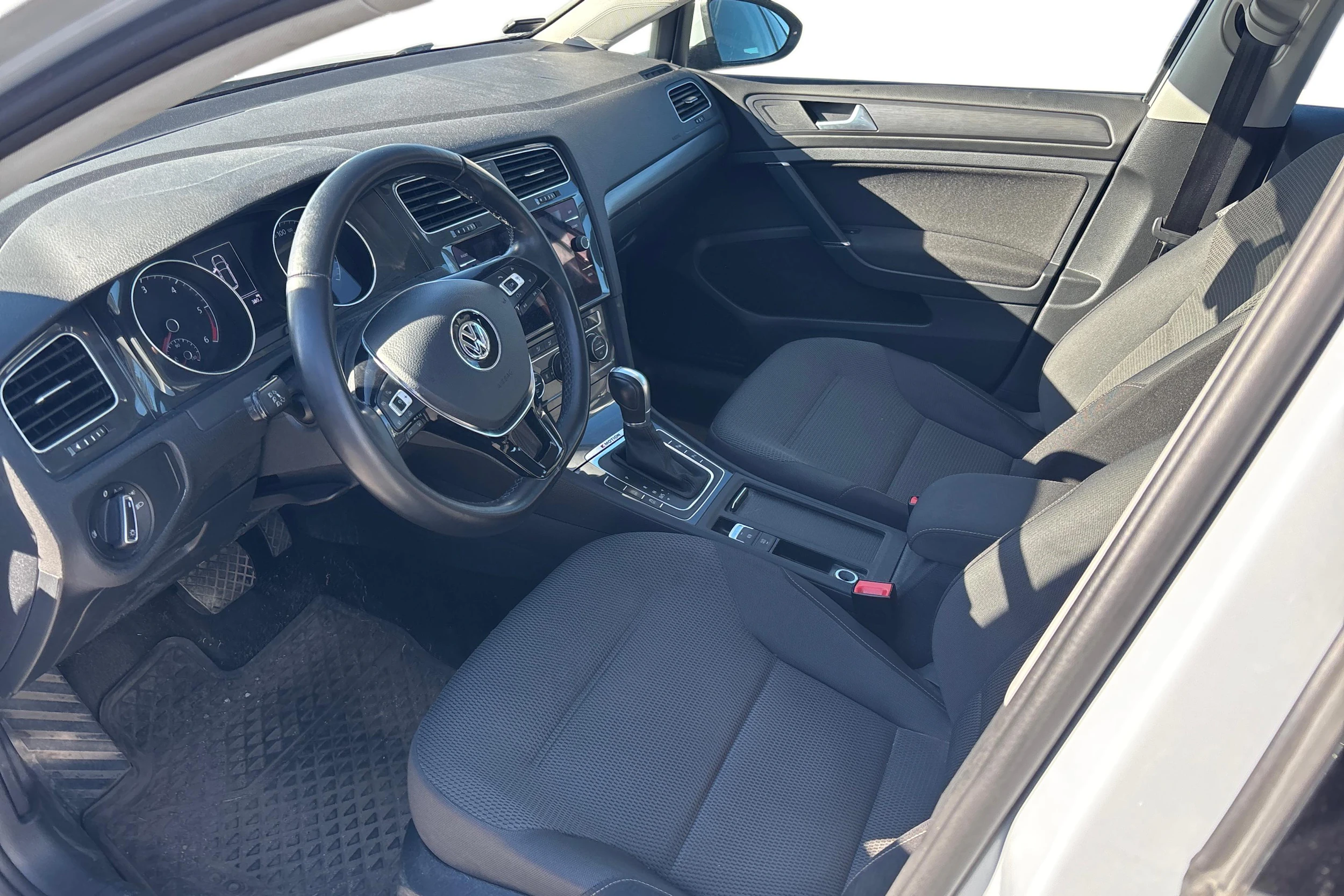 valkoinen Volkswagen Golf 2018 kuva 3.