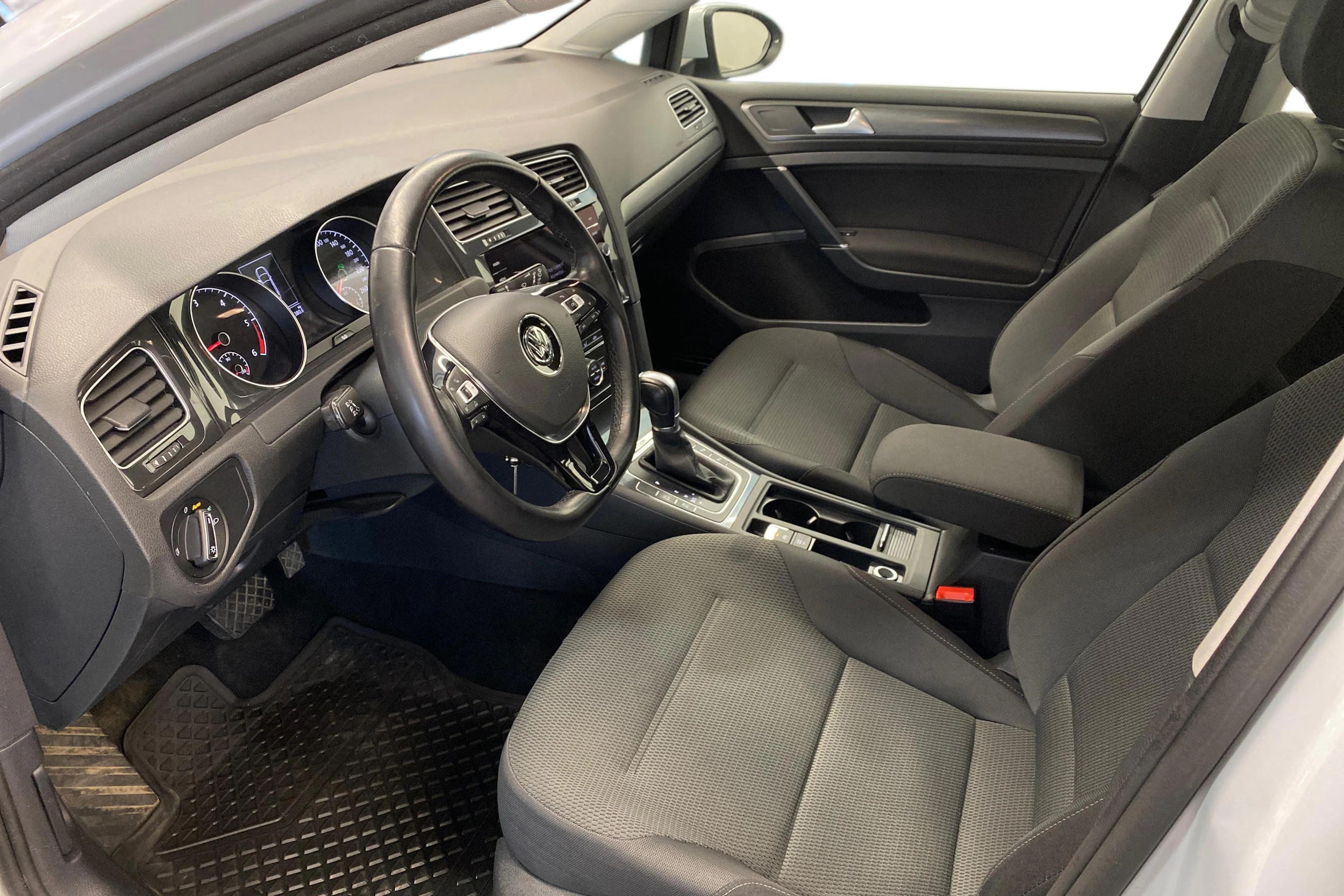 valkoinen Volkswagen Golf 2018 kuva 8.