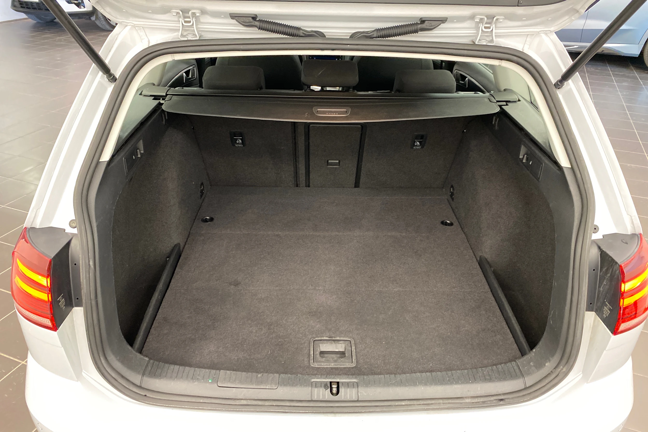 valkoinen Volkswagen Golf 2018 kuva 15.