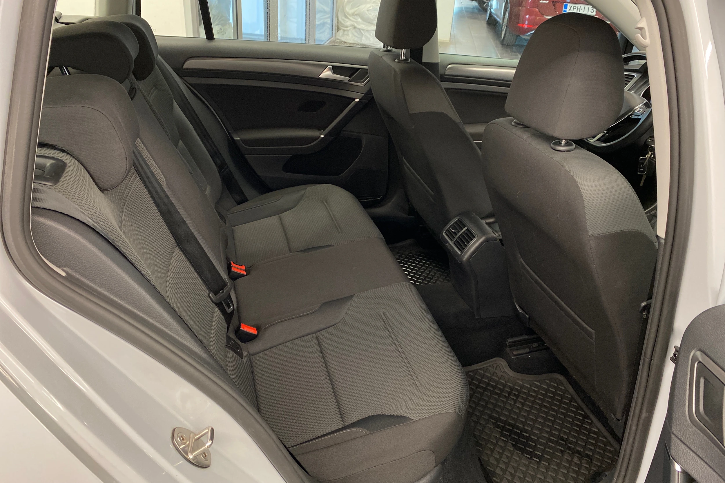 valkoinen Volkswagen Golf 2018 kuva 17.