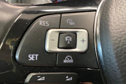 valkoinen Volkswagen Golf 2018 kuva 22.