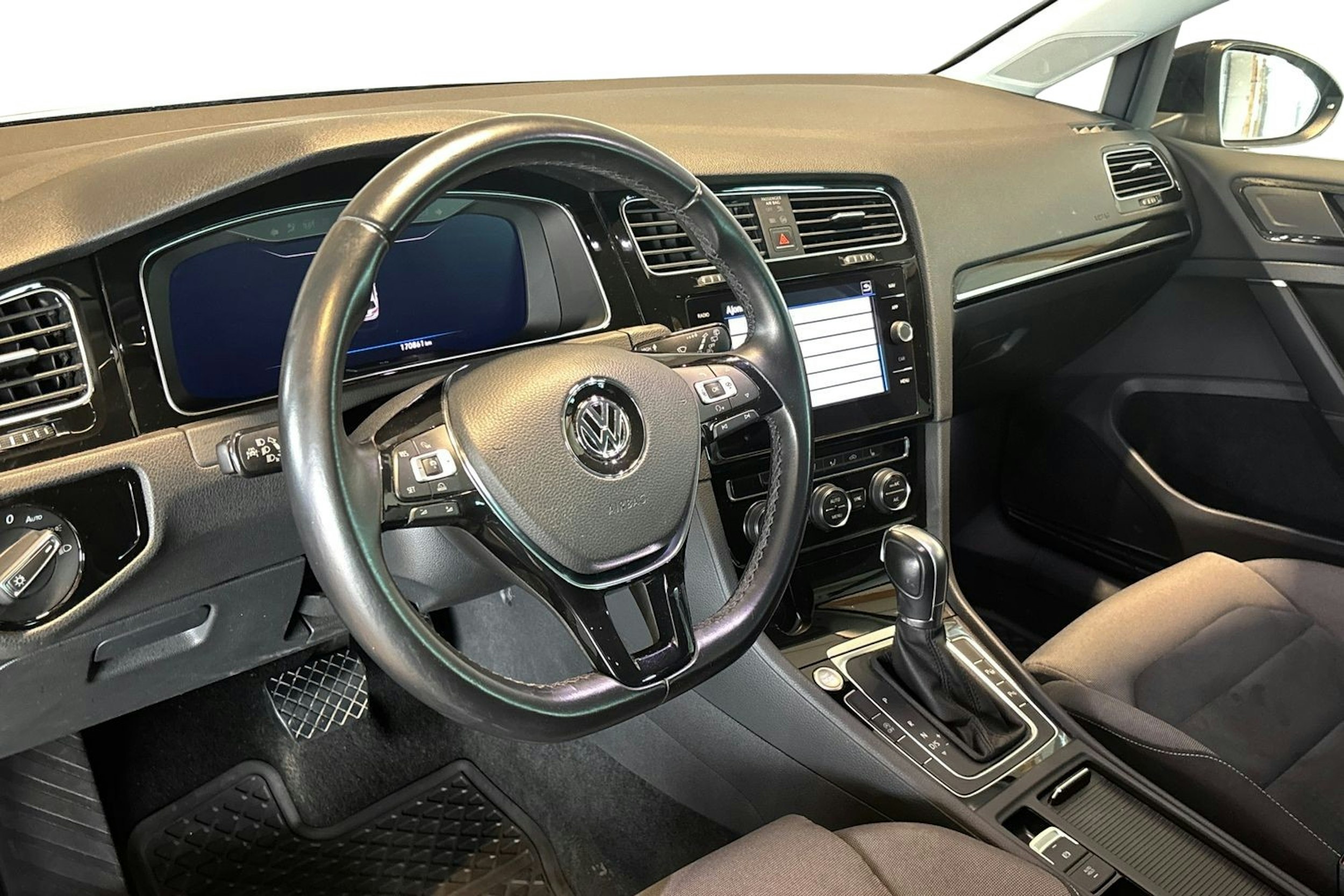 Musta Volkswagen GOLF 2018 kuva 7.