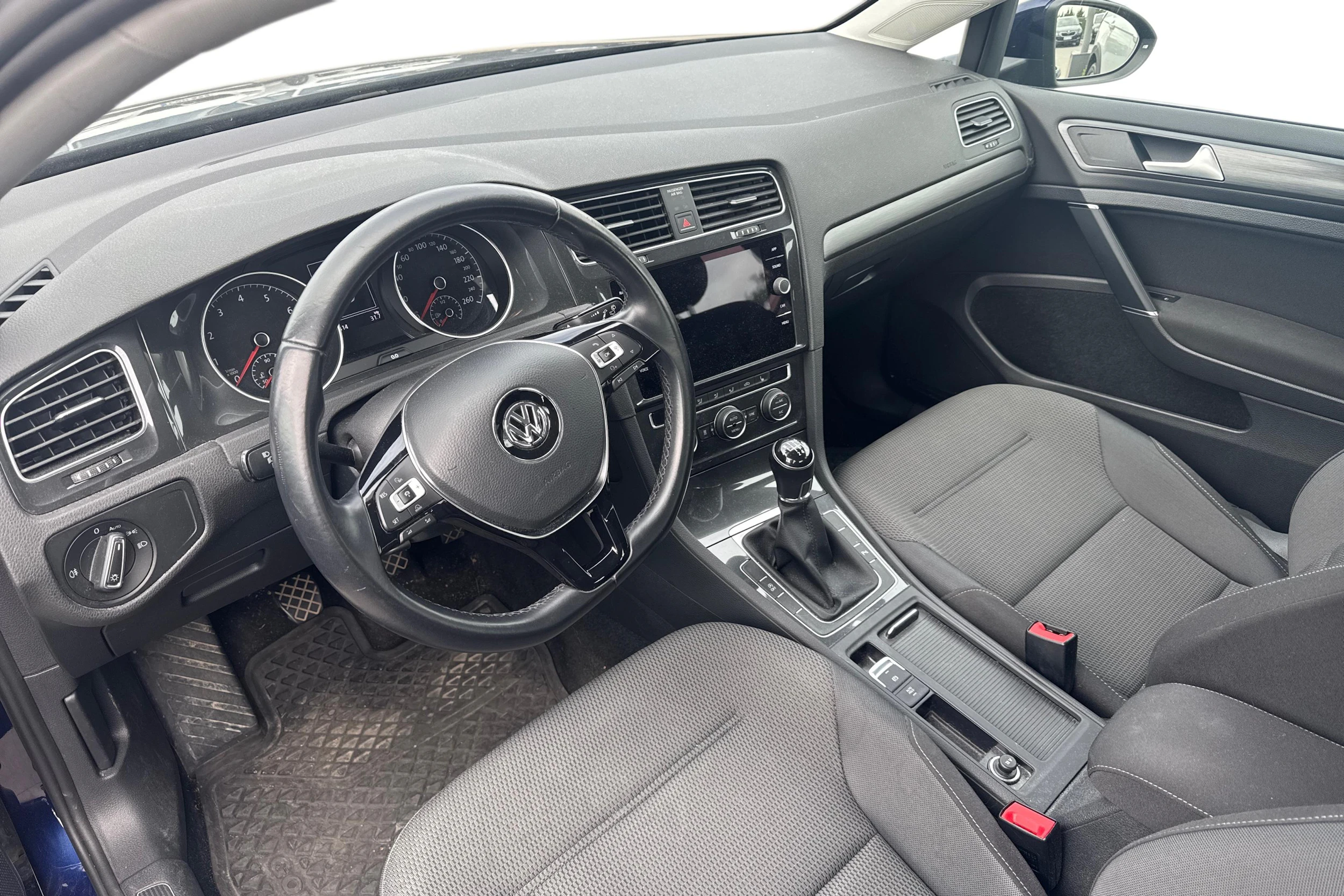 Sininen Volkswagen GOLF 2018 kuva 3.