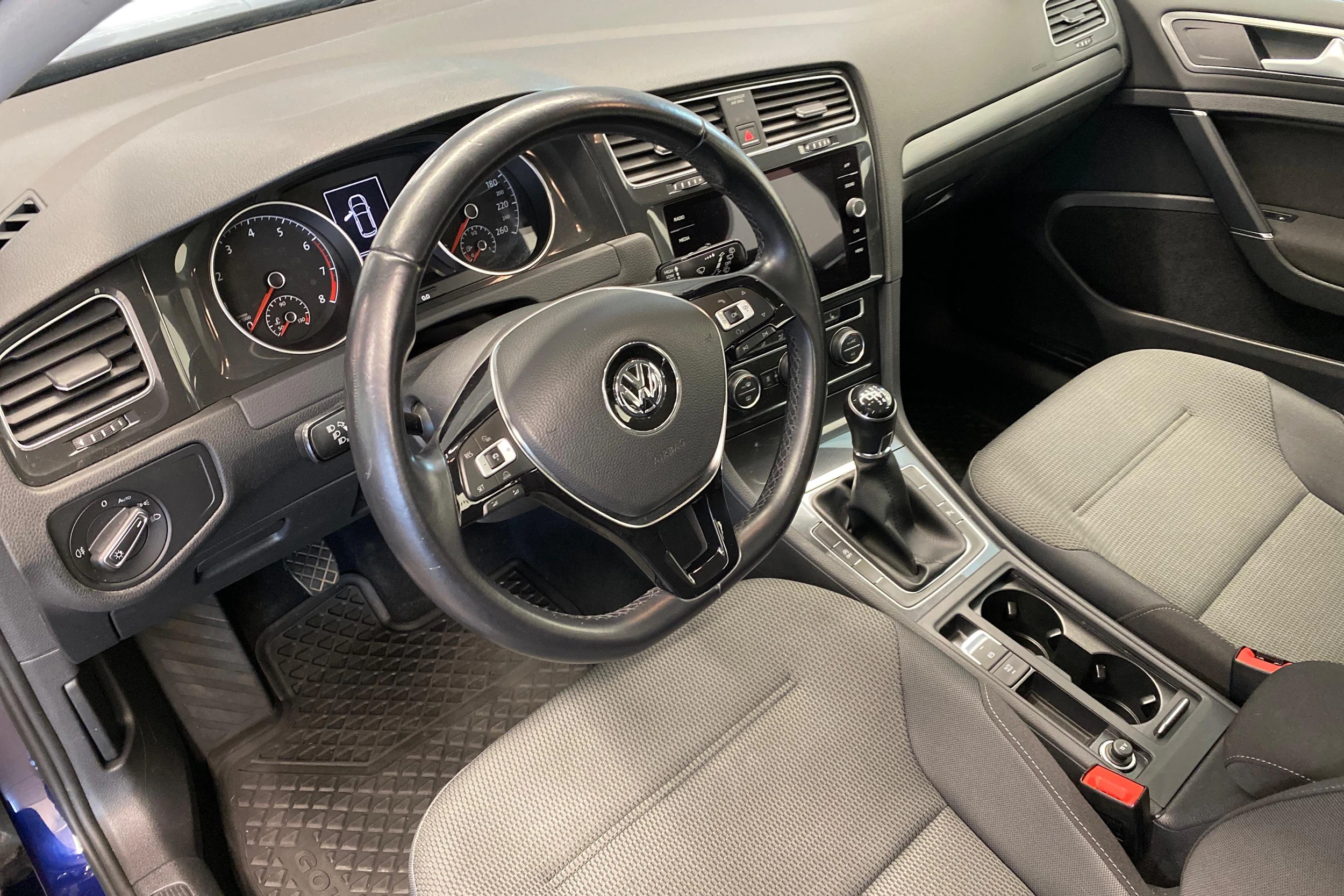 Sininen Volkswagen GOLF 2018 kuva 6.