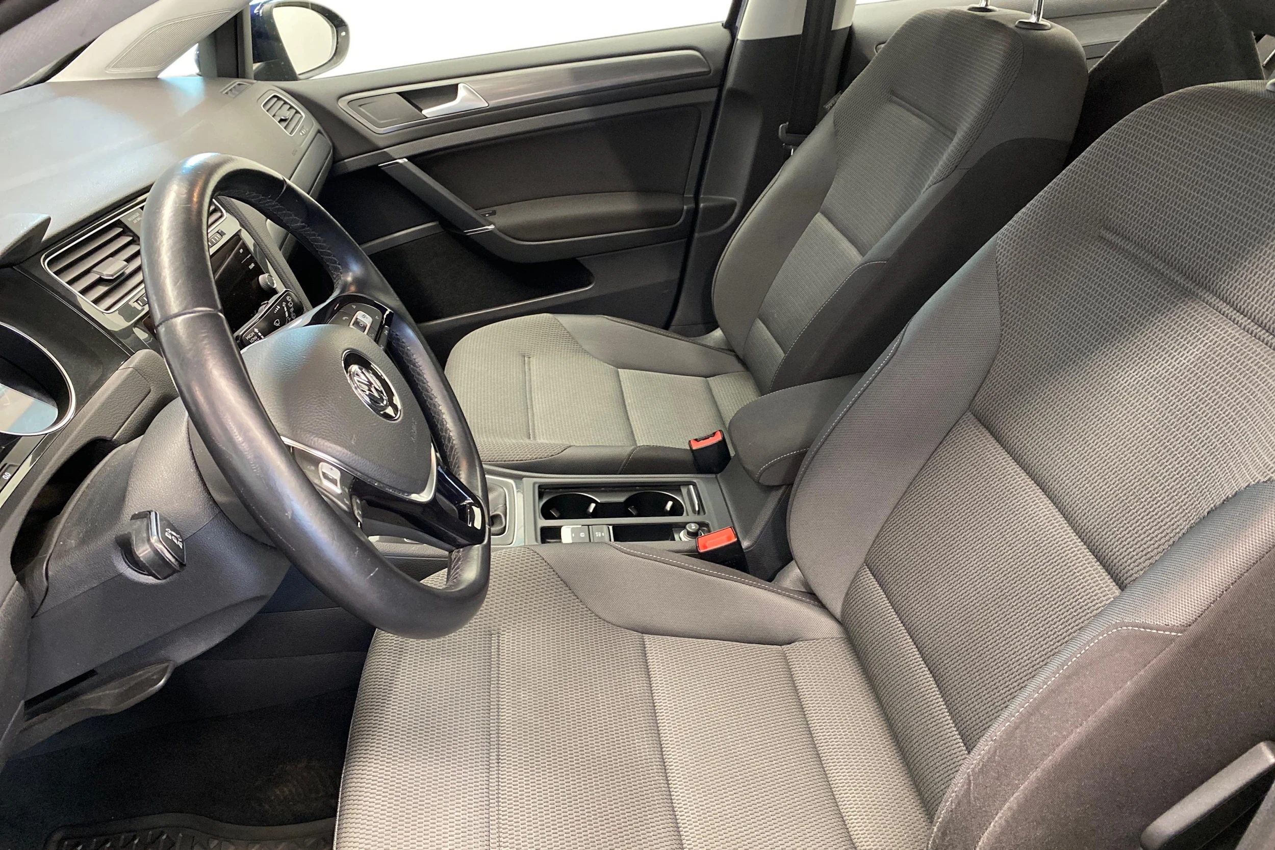 Sininen Volkswagen GOLF 2018 kuva 8.
