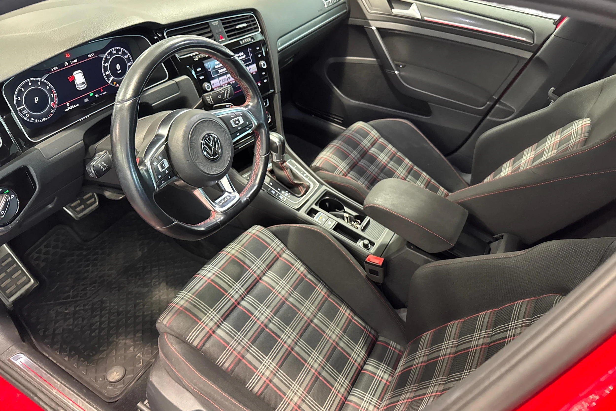 punainen Volkswagen Golf 2018 kuva 3.