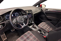 punainen Volkswagen Golf 2018 kuva 6.