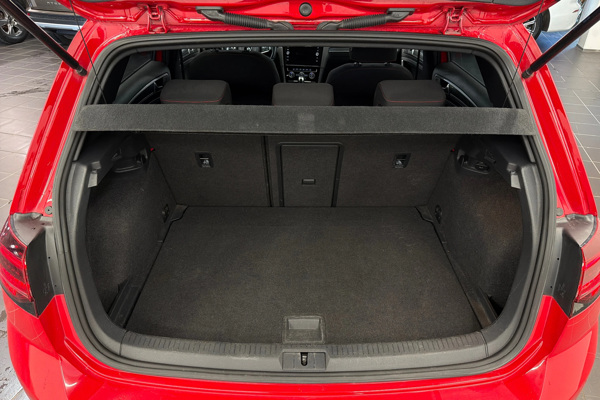 punainen Volkswagen Golf 2018 kuva 11.