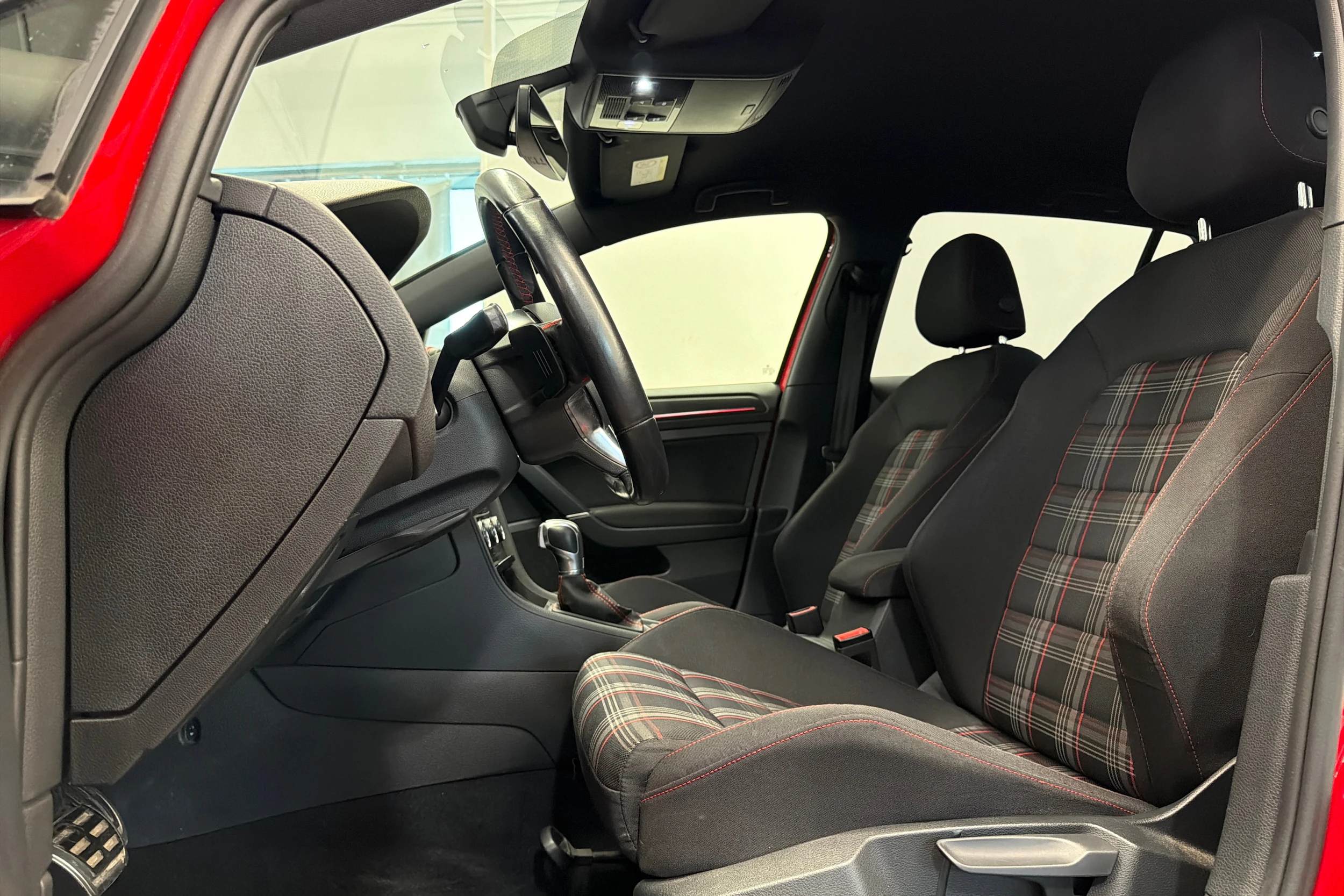 punainen Volkswagen Golf 2018 kuva 12.