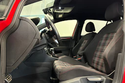 punainen Volkswagen Golf 2018 kuva 12.