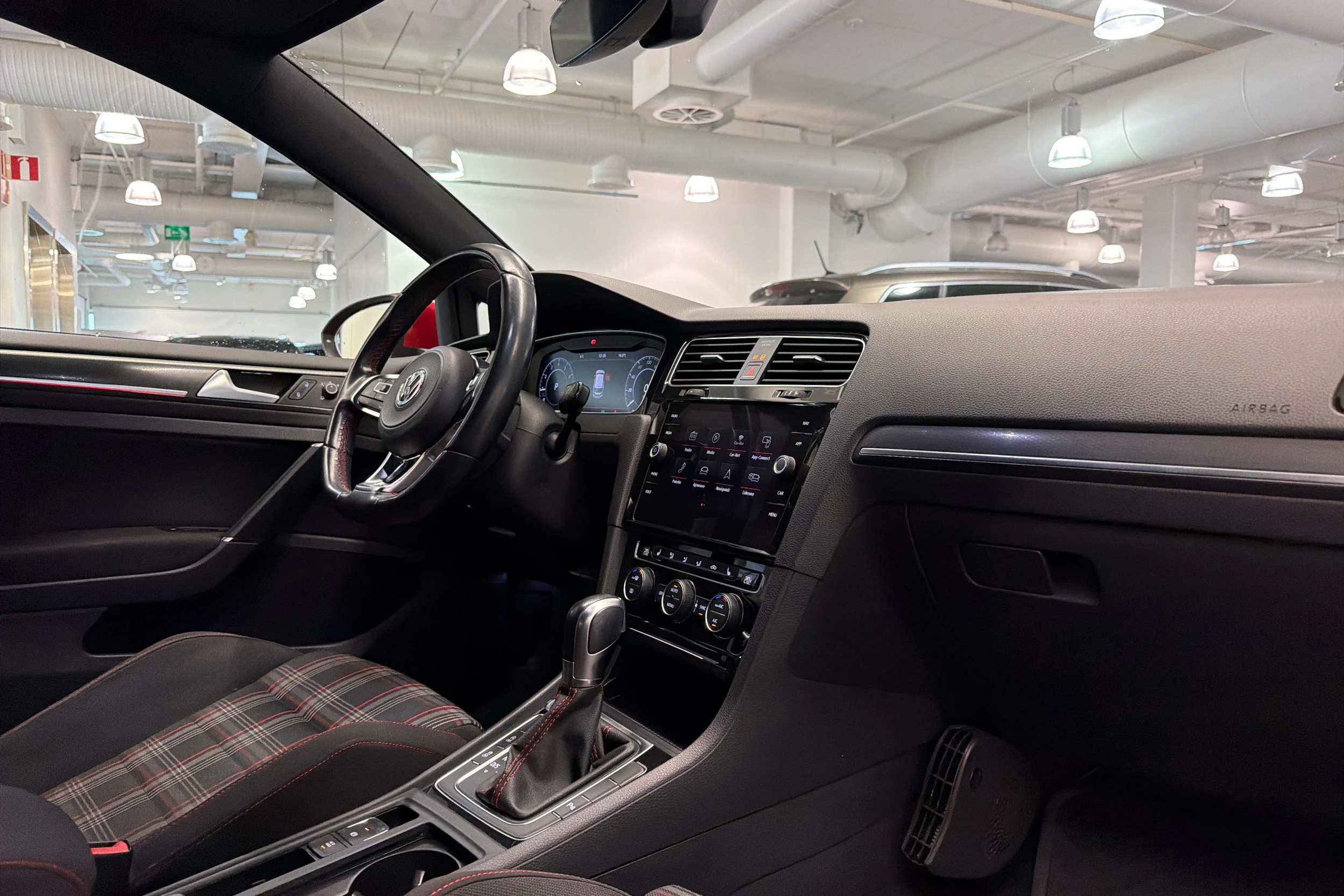 punainen Volkswagen Golf 2018 kuva 13.