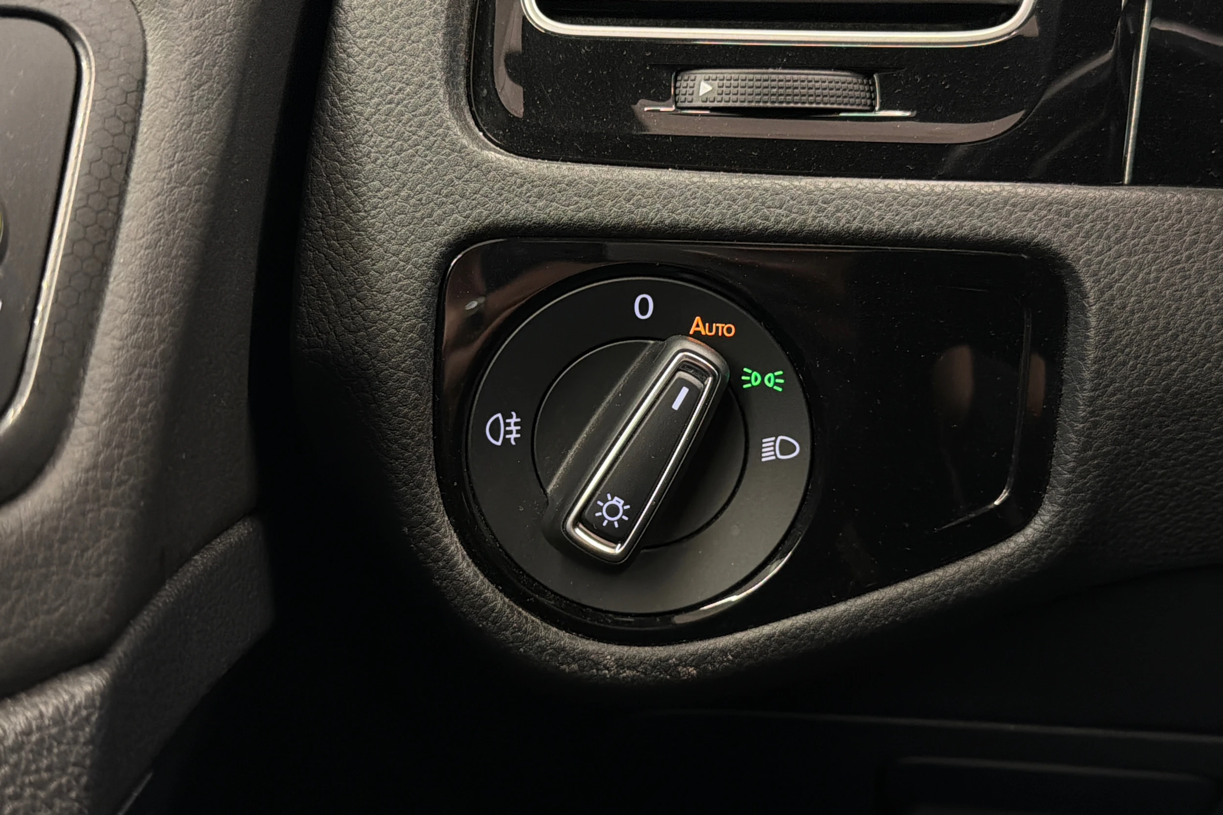 punainen Volkswagen Golf 2018 kuva 18.