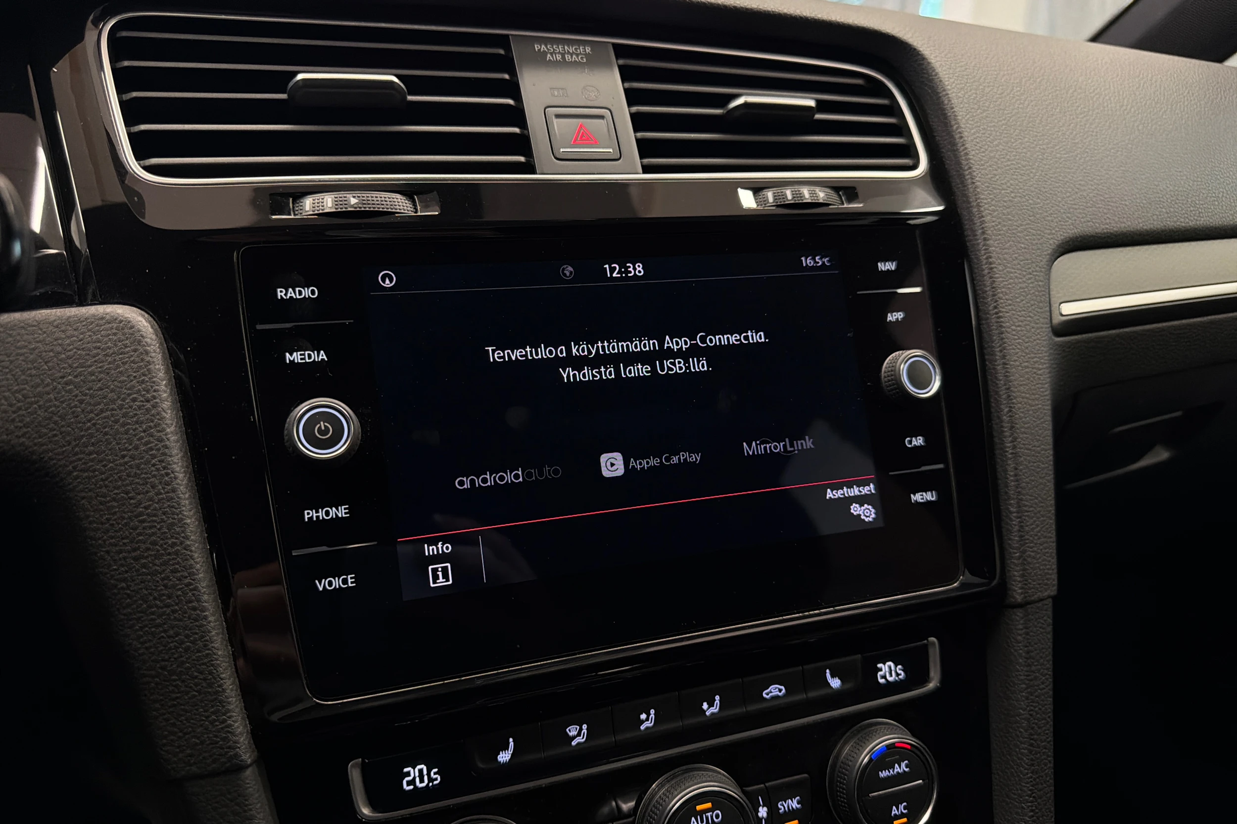 punainen Volkswagen Golf 2018 kuva 26.