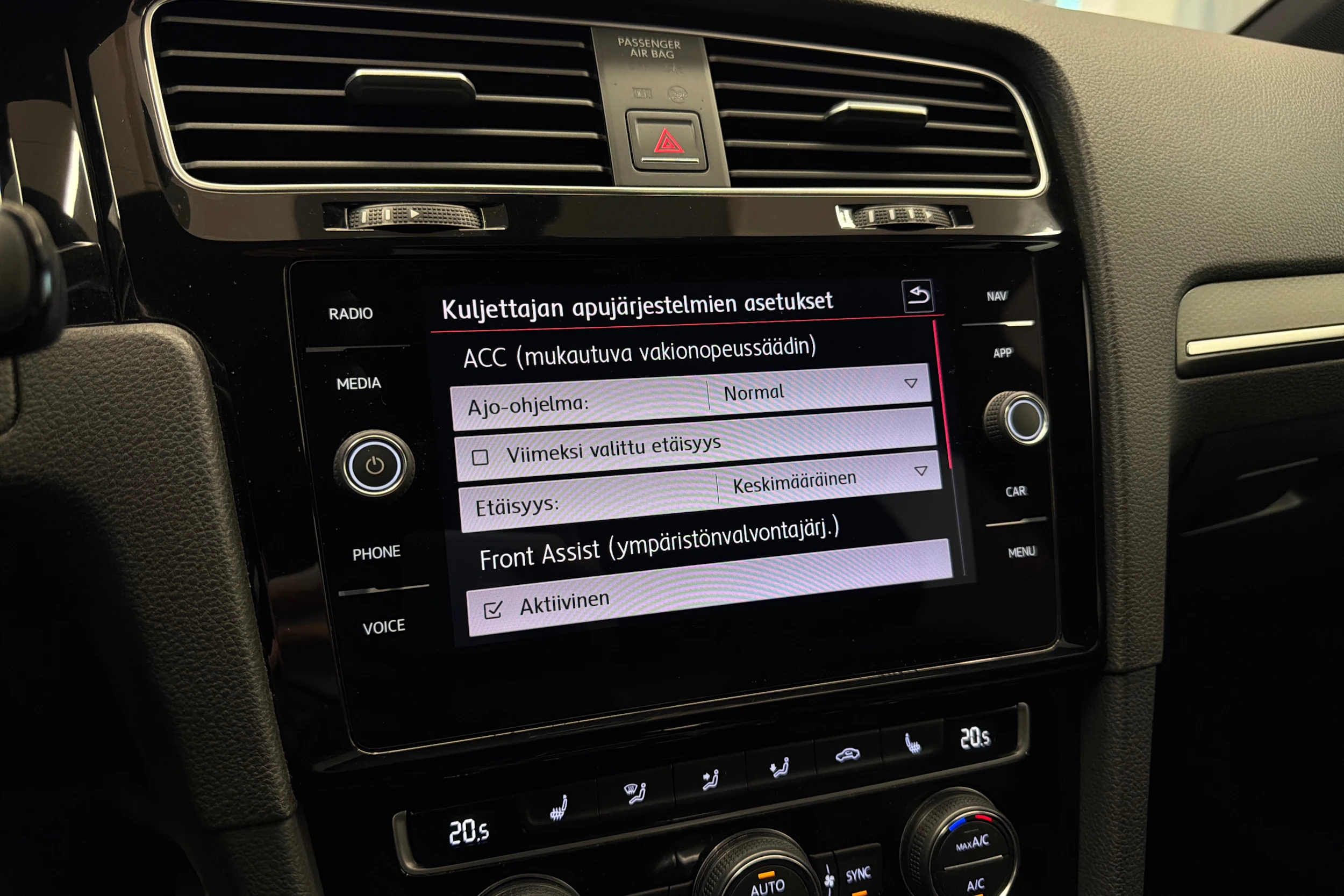 punainen Volkswagen Golf 2018 kuva 27.