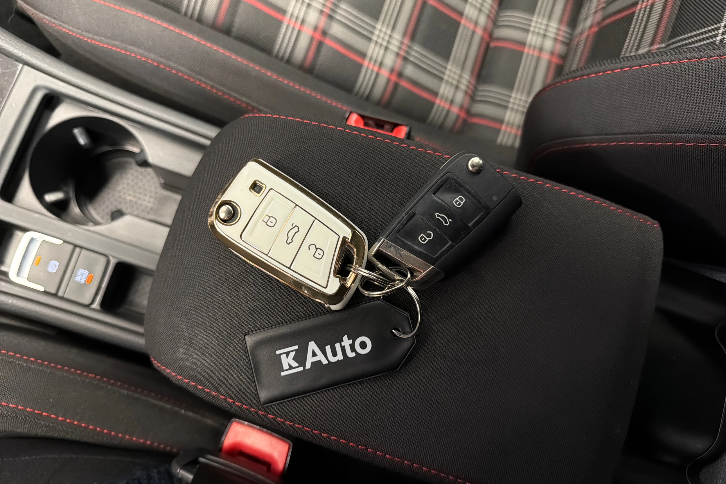 punainen Volkswagen Golf 2018 kuva 29.
