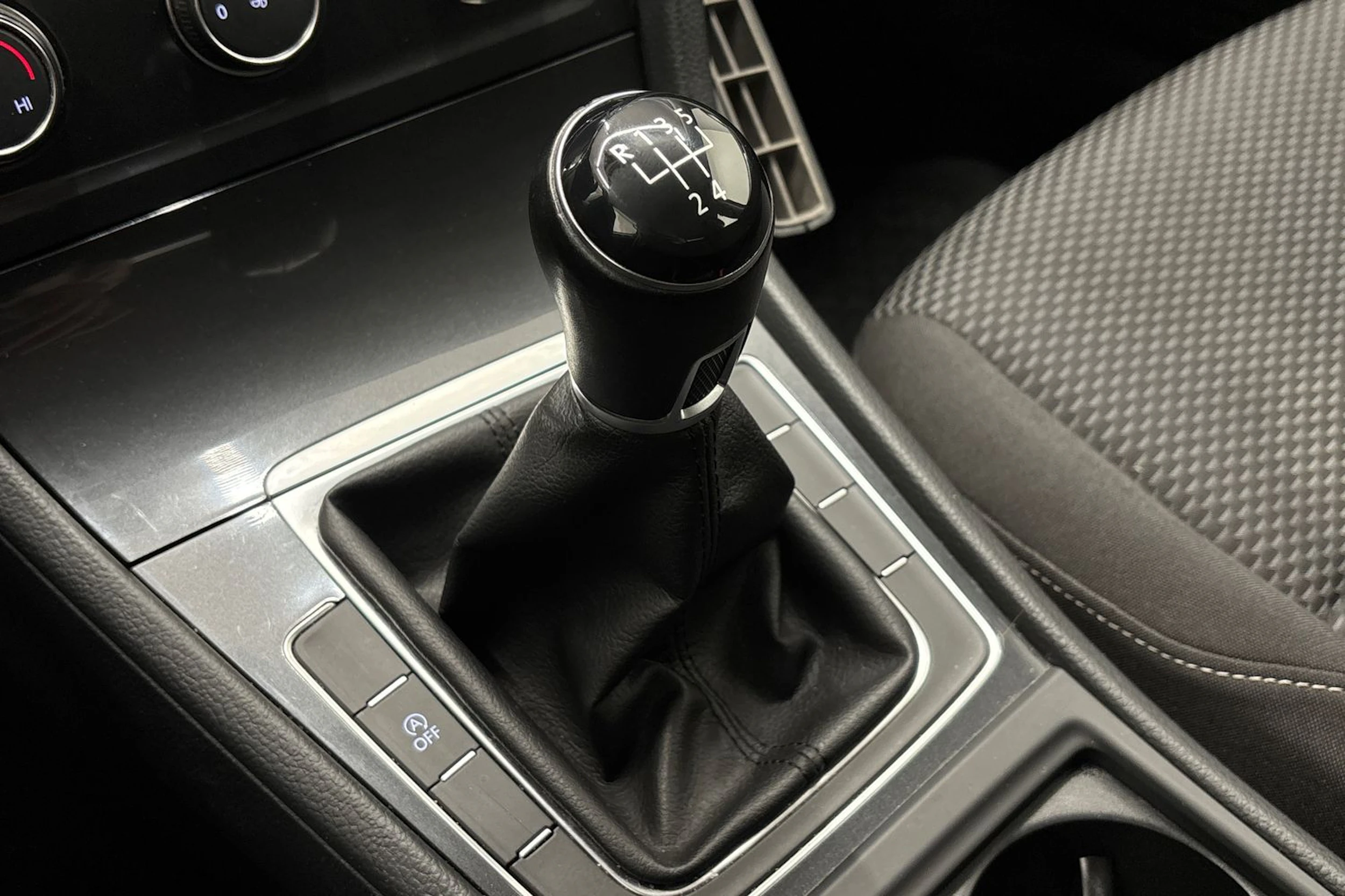 punainen Volkswagen Golf 2018 kuva 19.