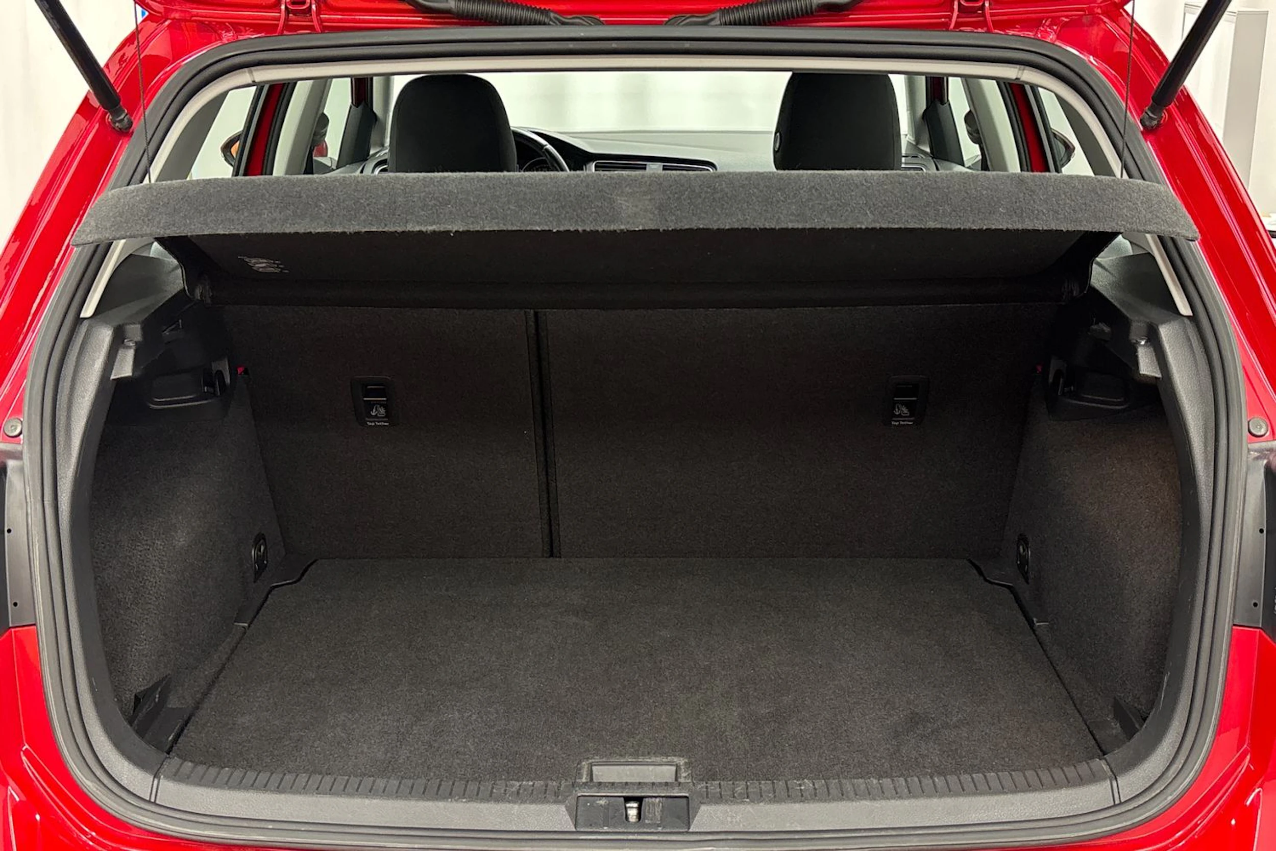 punainen Volkswagen Golf 2018 kuva 20.