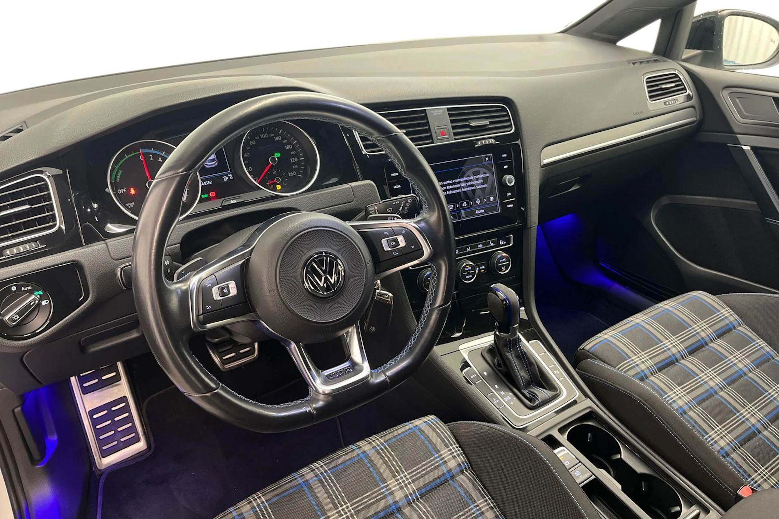 Valkoinen Volkswagen GOLF 2018 kuva 6.