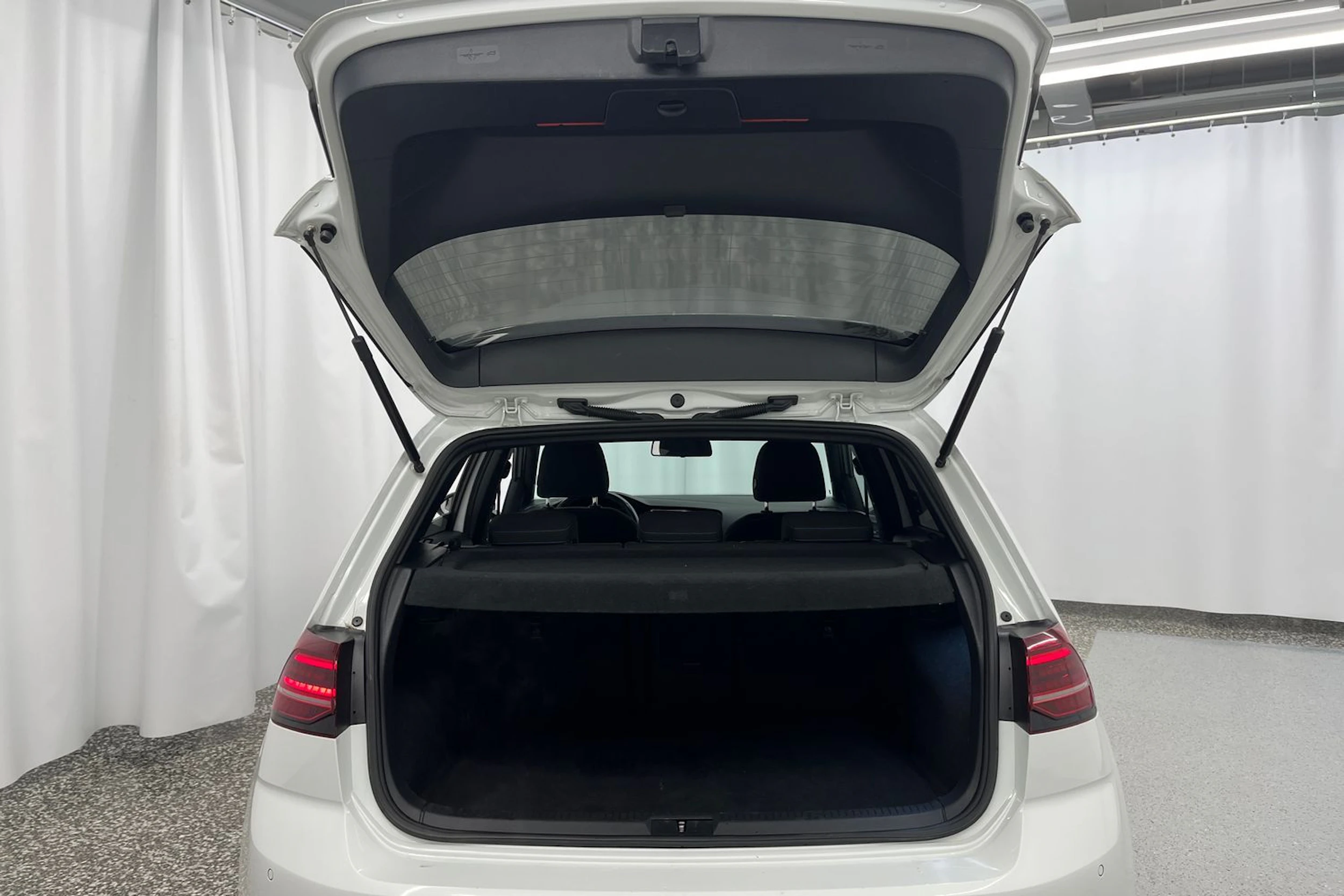 Valkoinen Volkswagen GOLF 2018 kuva 11.