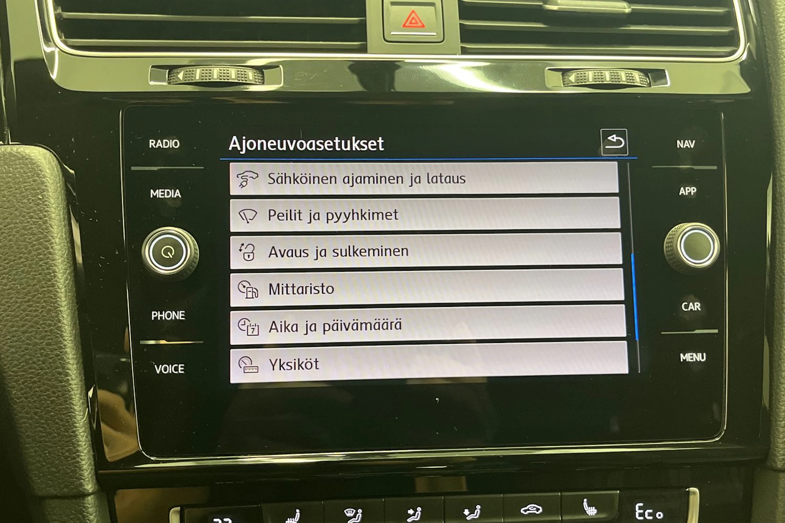 Valkoinen Volkswagen GOLF 2018 kuva 19.