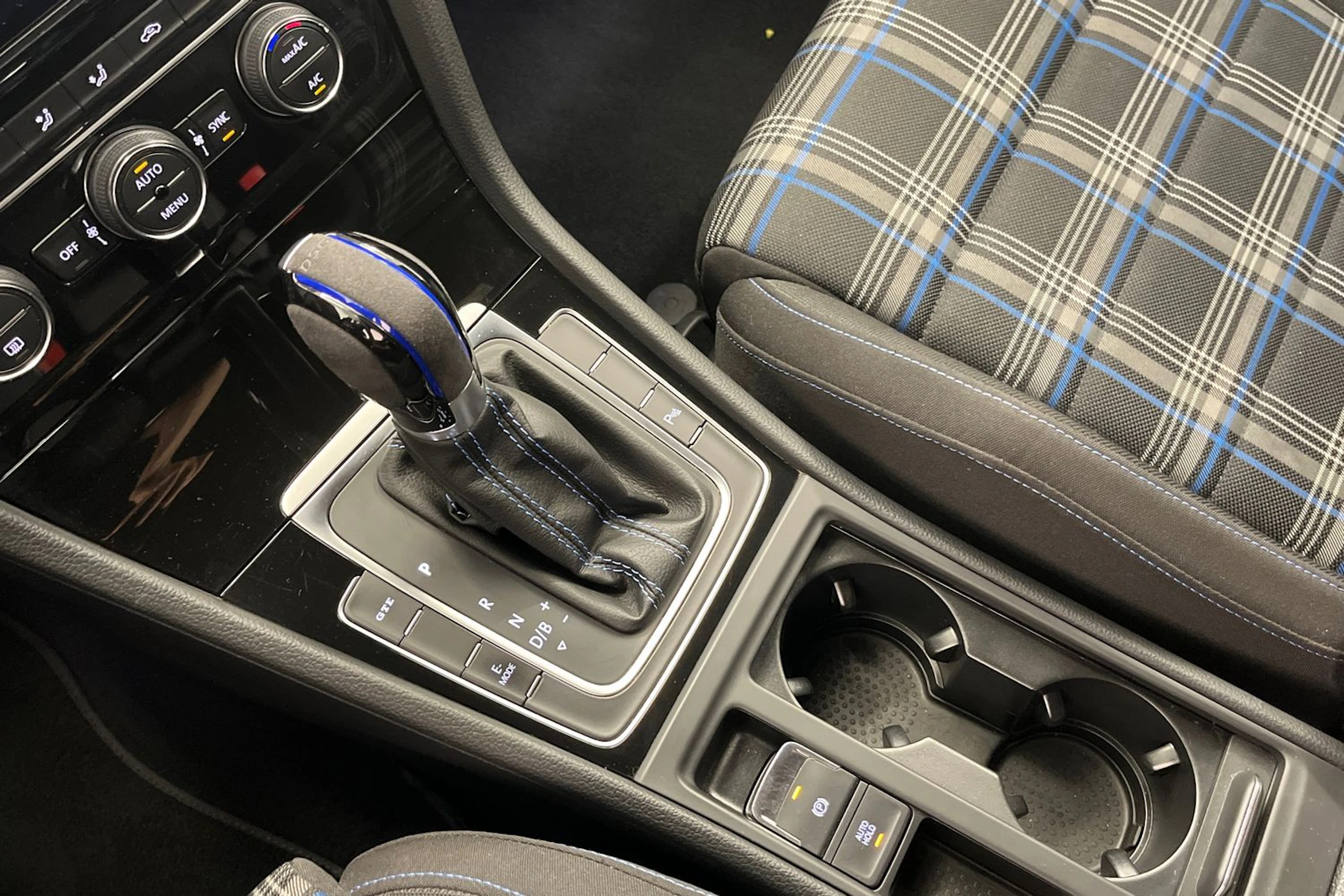 Valkoinen Volkswagen GOLF 2018 kuva 21.