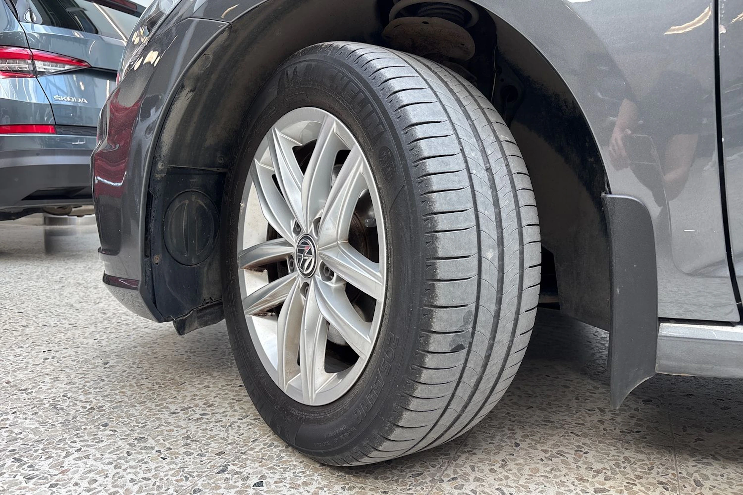 harmaa Volkswagen Golf 2018 kuva 13.