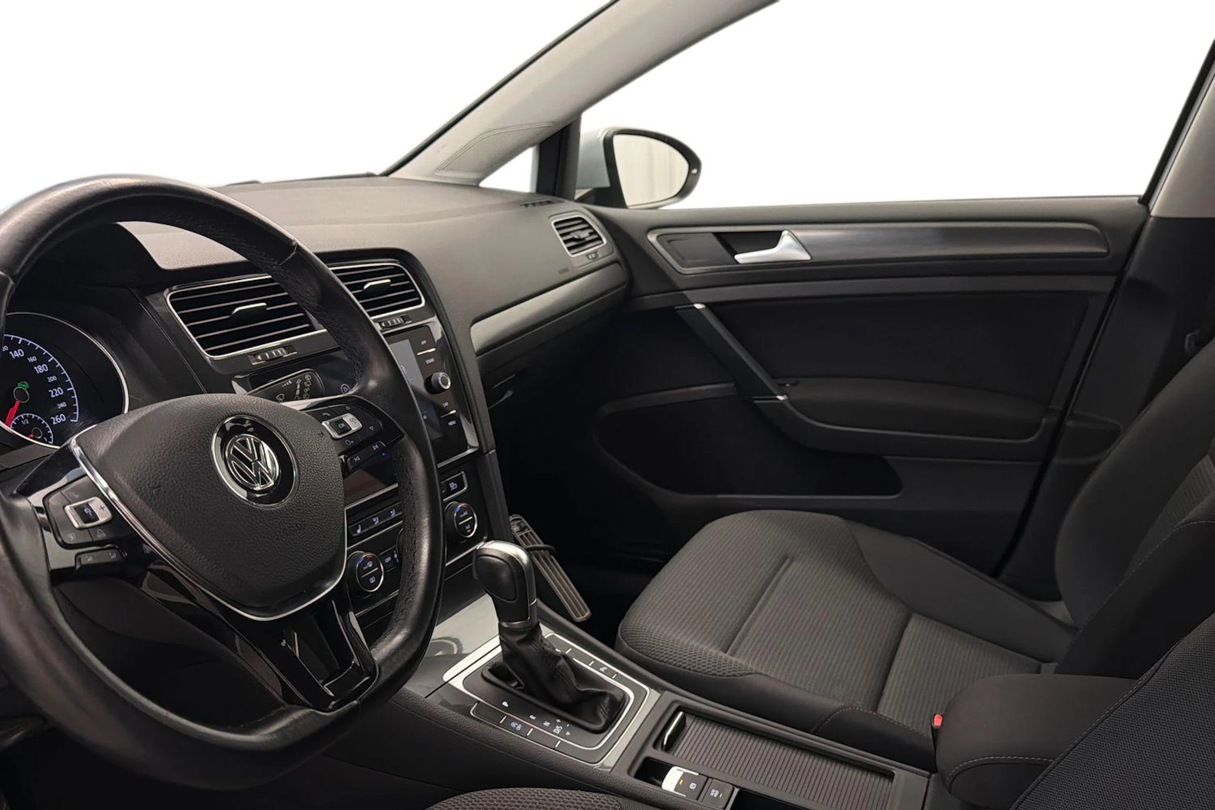 valkoinen Volkswagen Golf 2018 kuva 6.
