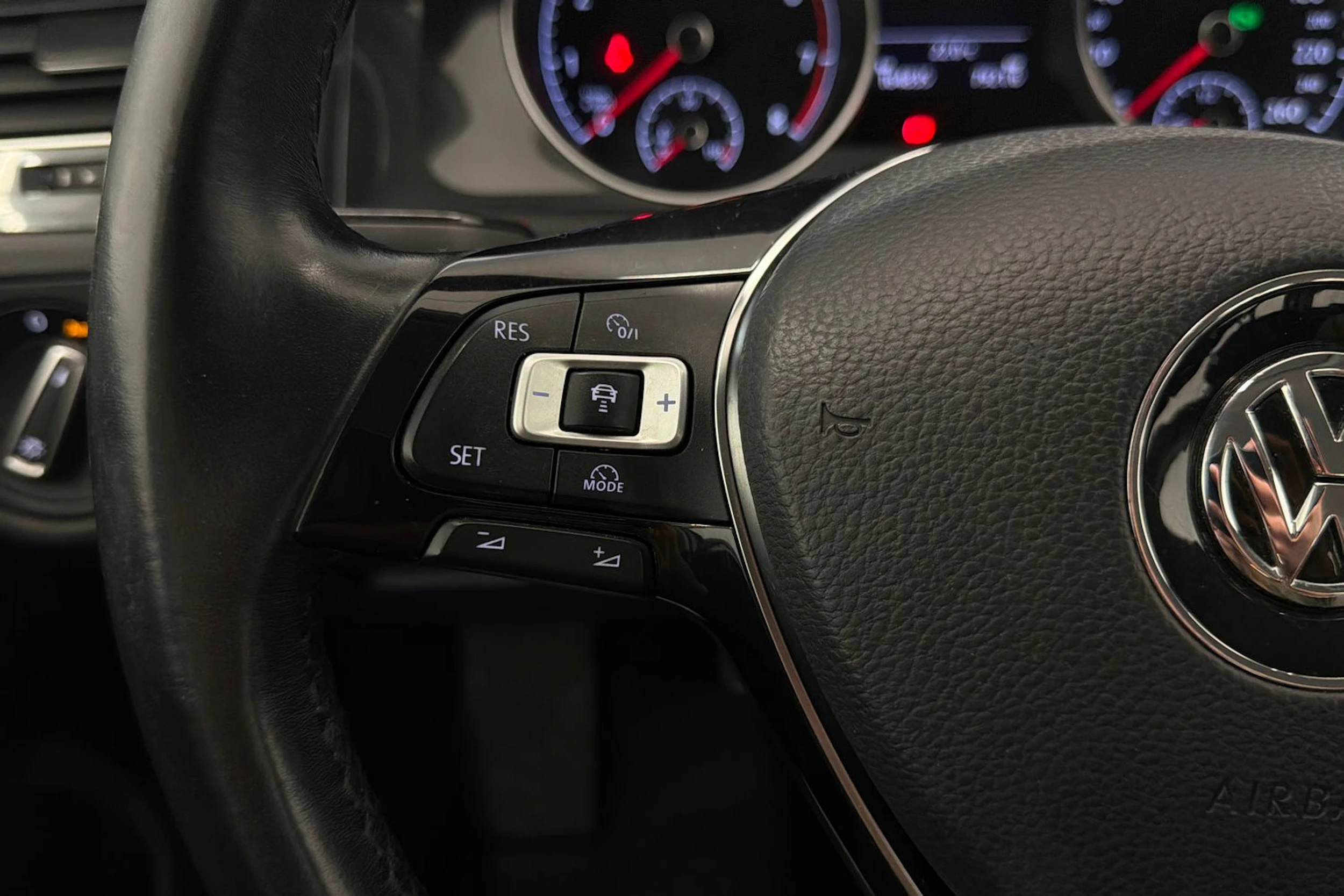valkoinen Volkswagen Golf 2018 kuva 16.