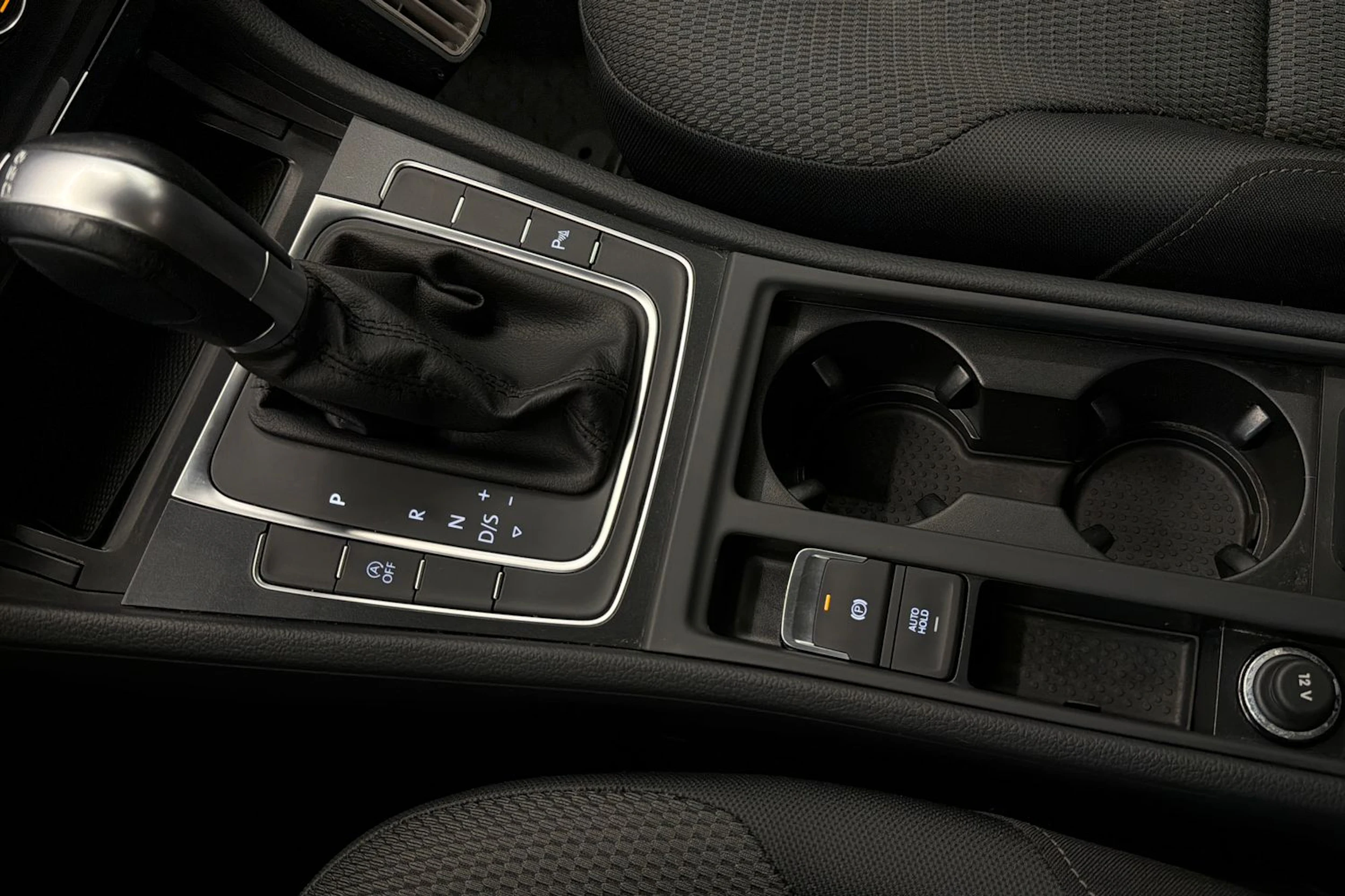valkoinen Volkswagen Golf 2018 kuva 21.