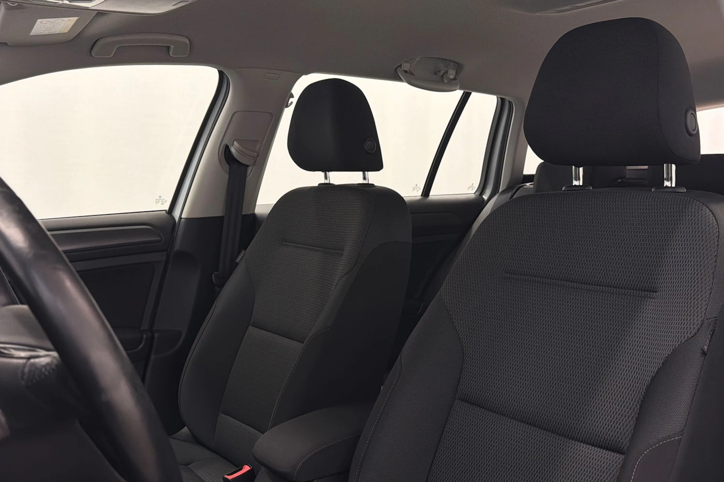 valkoinen Volkswagen Golf 2018 kuva 23.