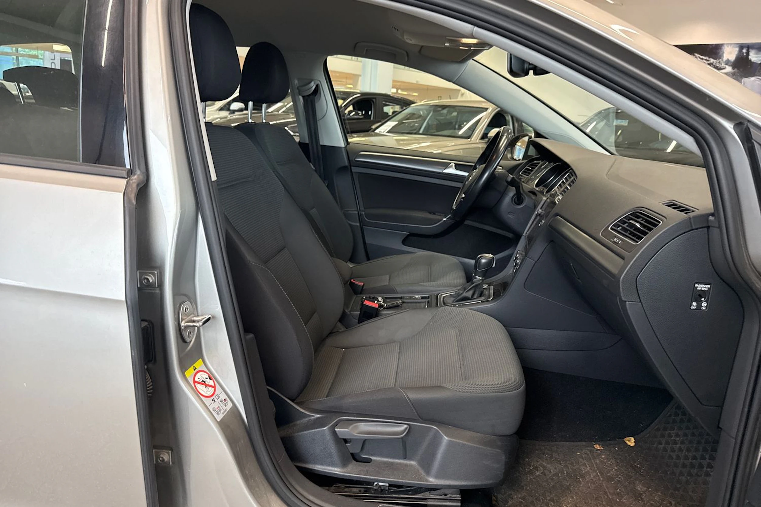 harmaa Volkswagen Golf 2018 kuva 4.