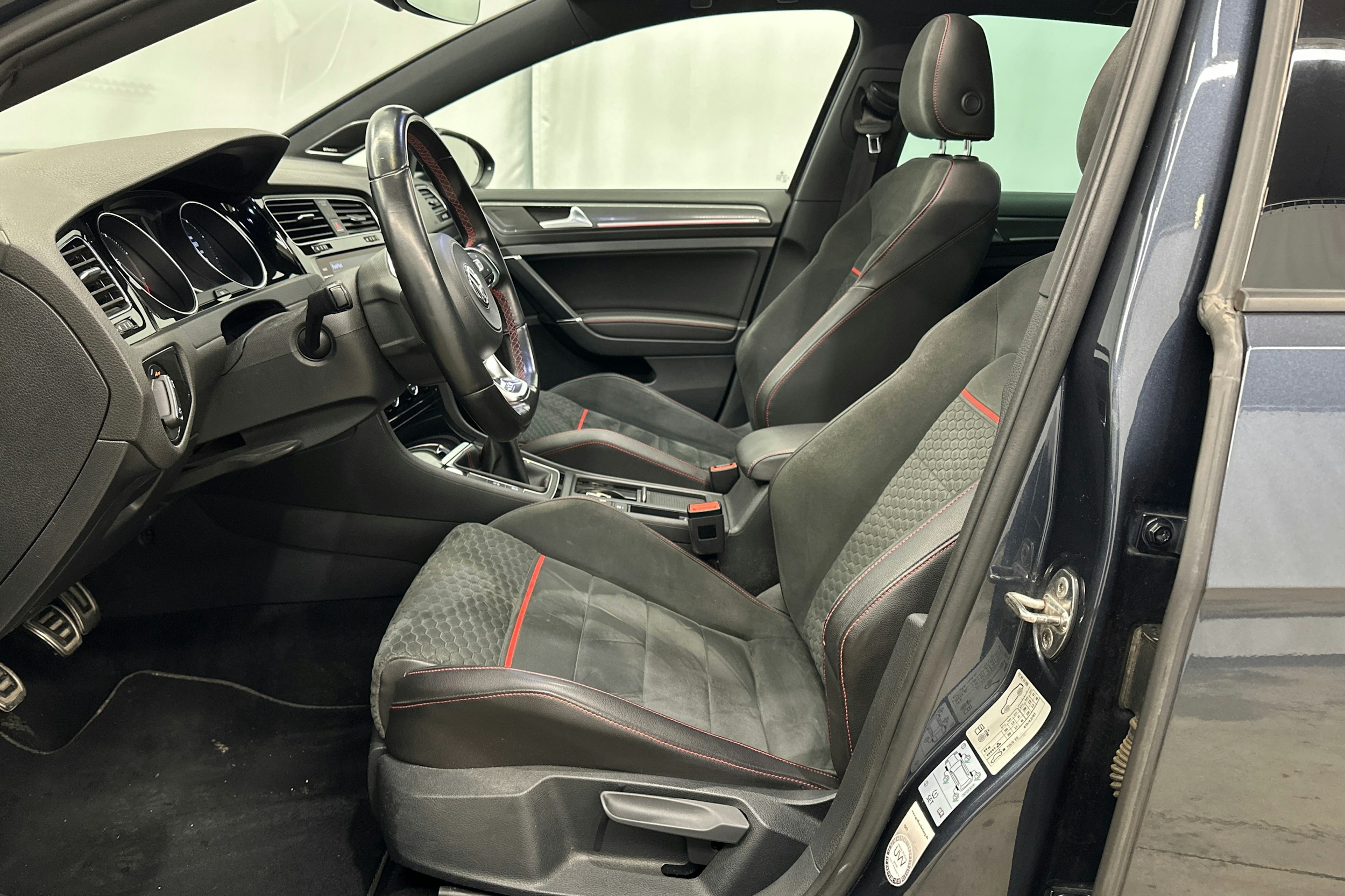 sininen Volkswagen Golf 2018 kuva 16.