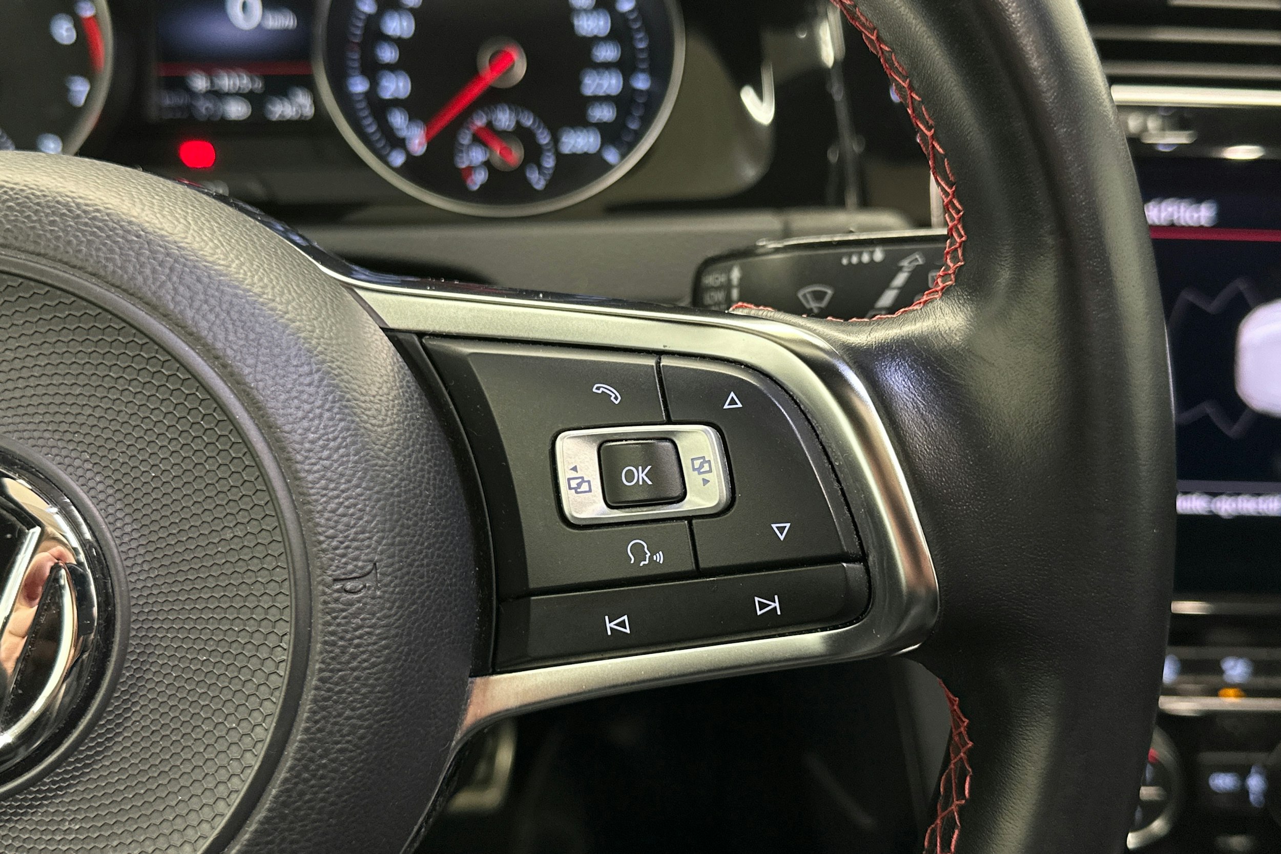 sininen Volkswagen Golf 2018 kuva 18.