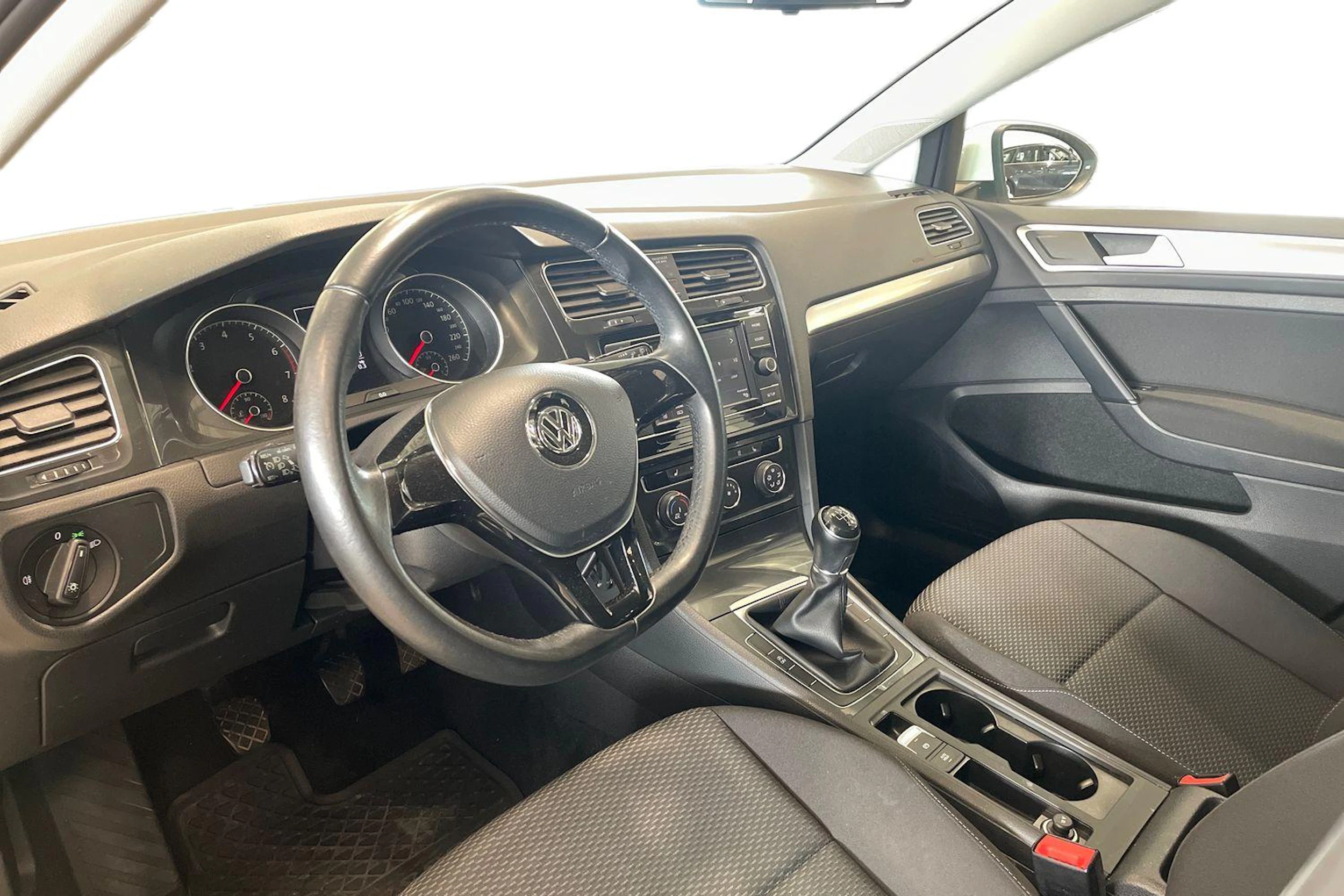 valkoinen Volkswagen Golf 2018 kuva 6.
