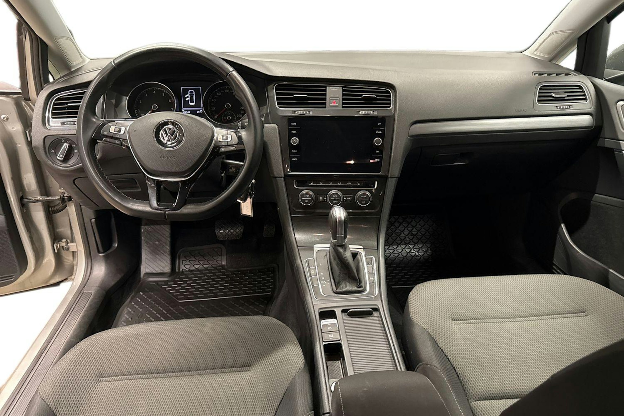 Harmaa Volkswagen Golf 2018 kuva 7.