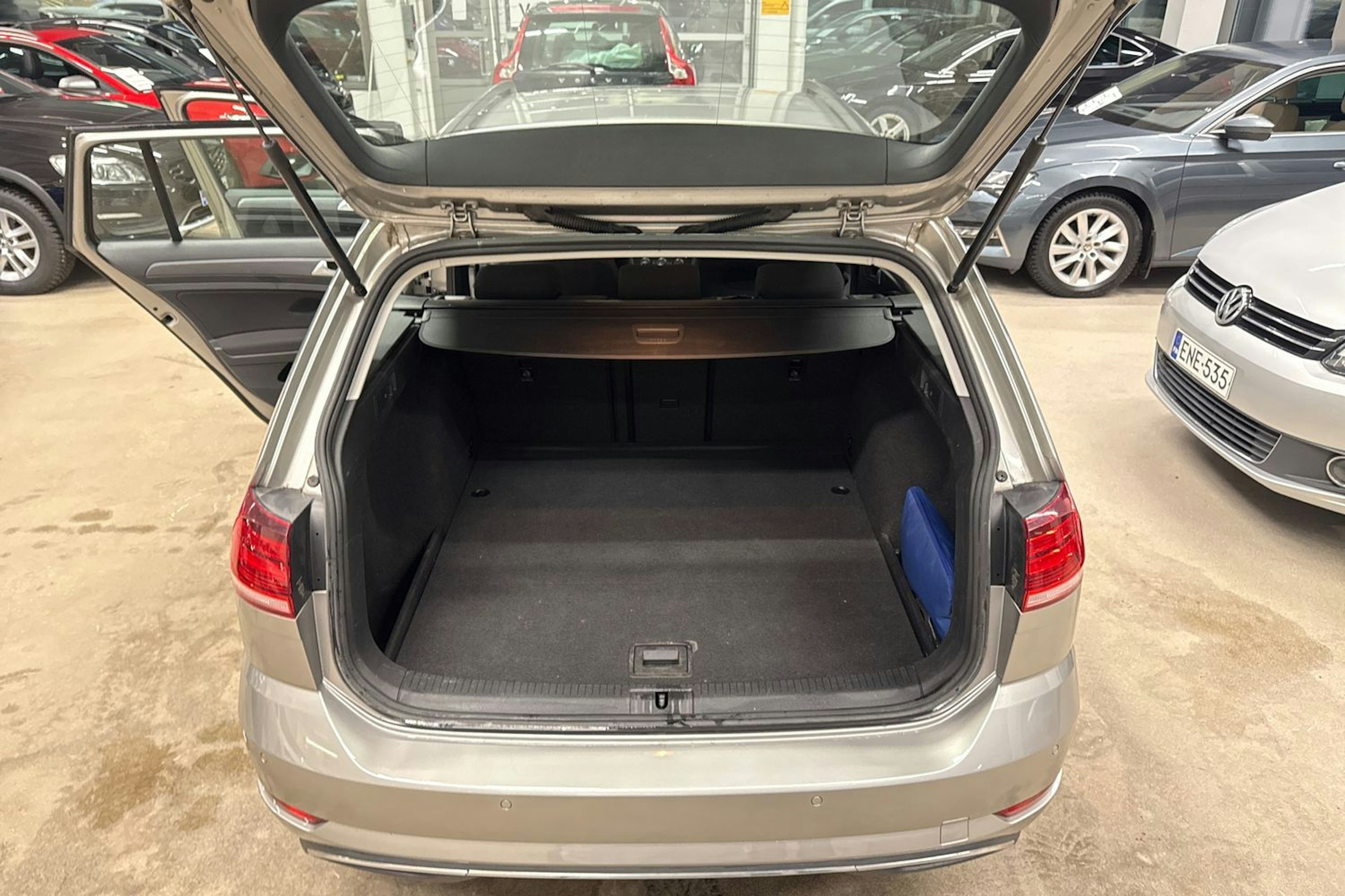 Harmaa Volkswagen Golf 2018 kuva 12.