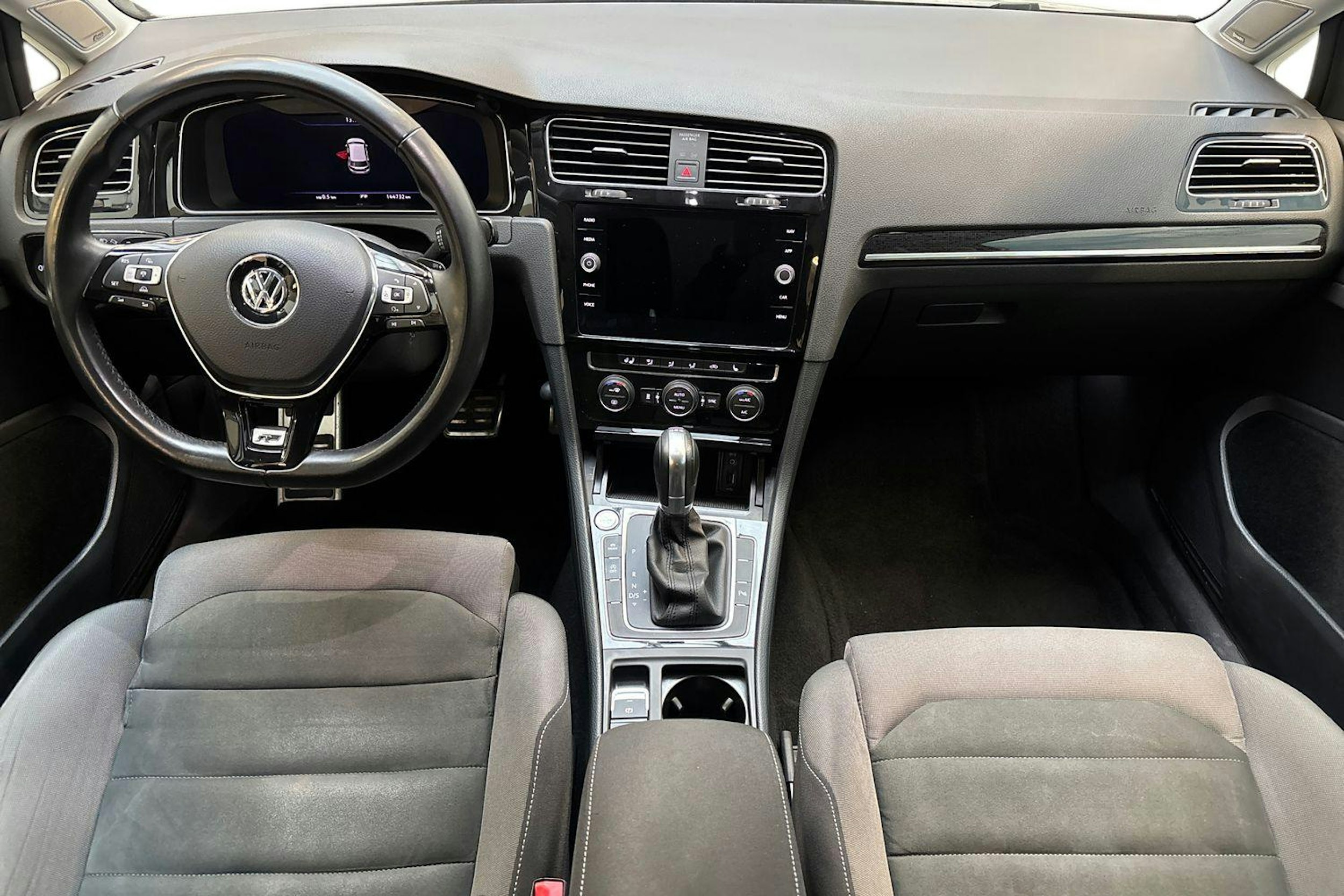 valkoinen Volkswagen Golf 2018 kuva 7.