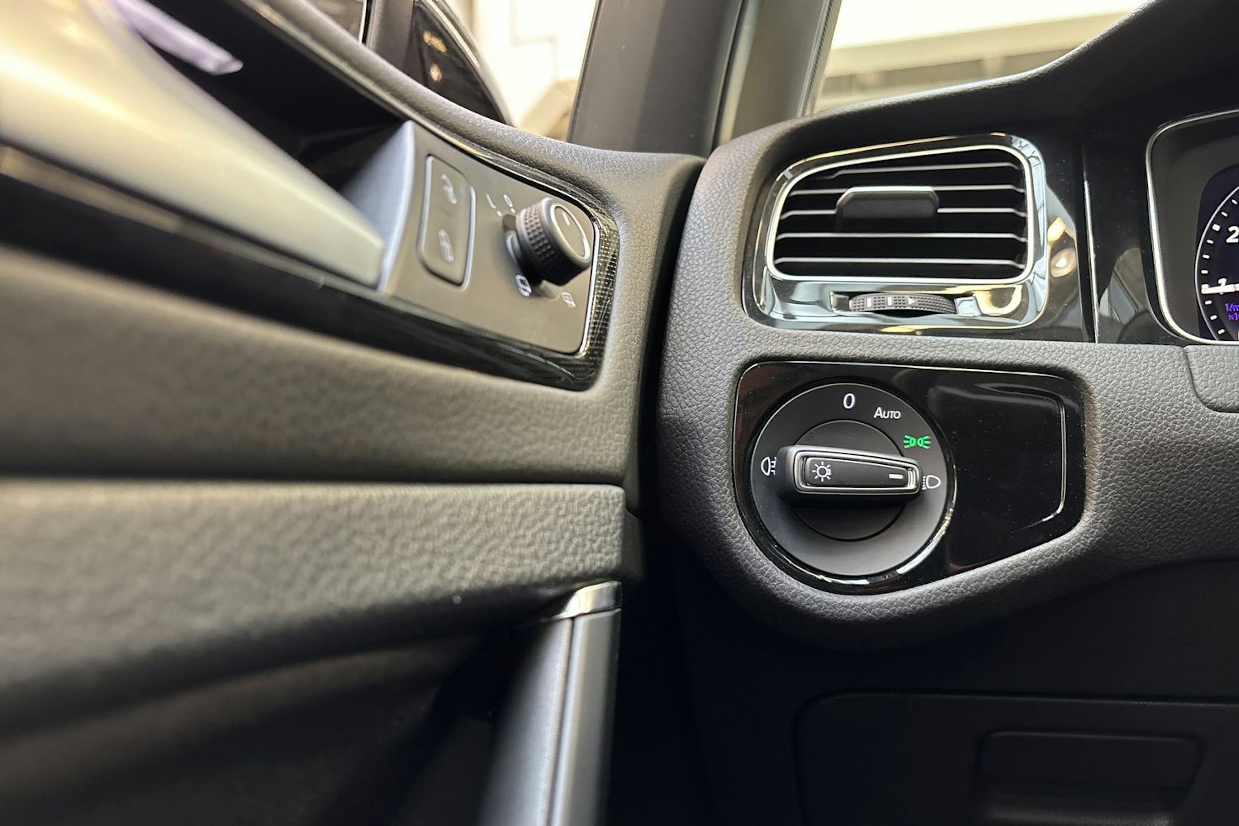 valkoinen Volkswagen Golf 2018 kuva 12.