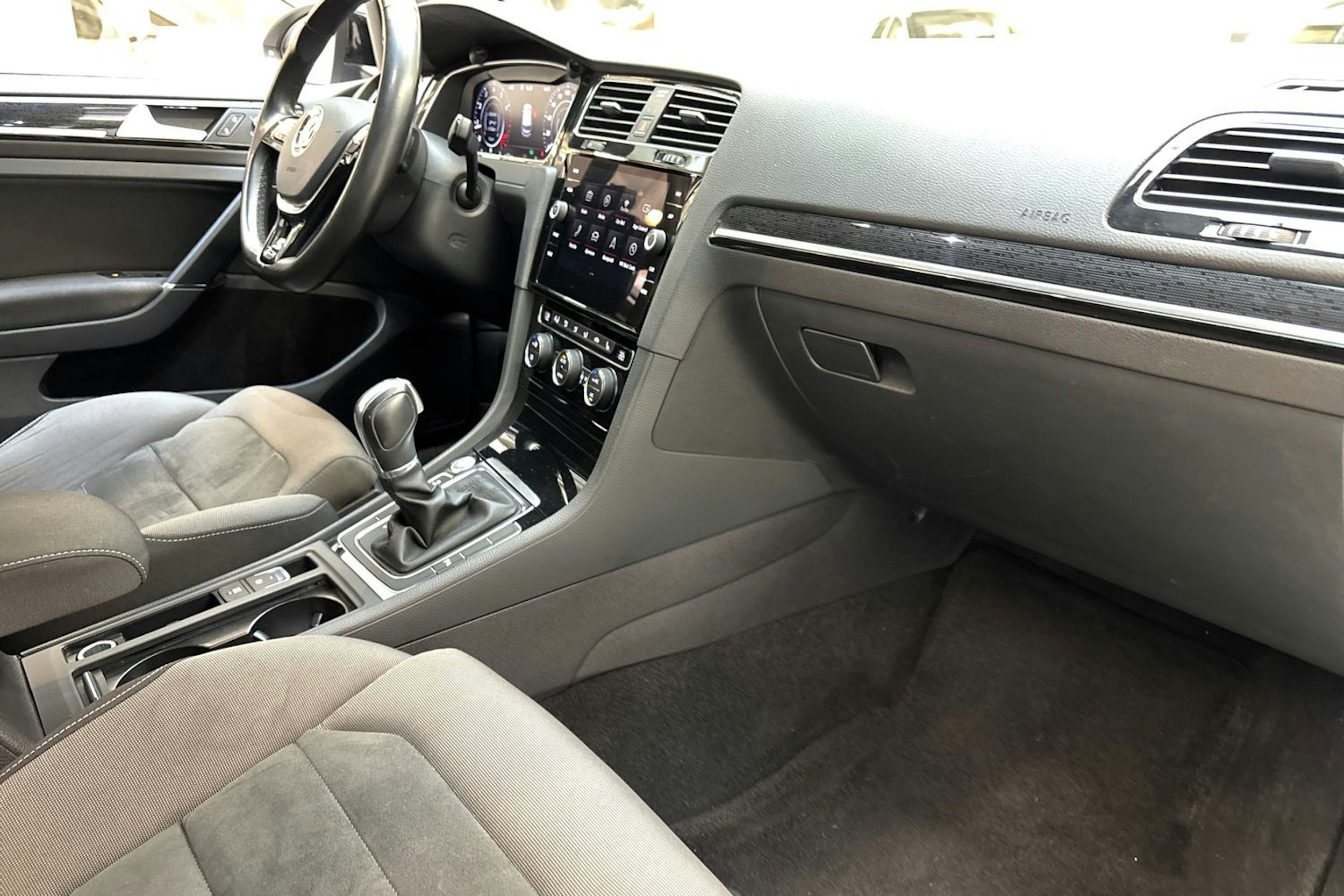 valkoinen Volkswagen Golf 2018 kuva 20.